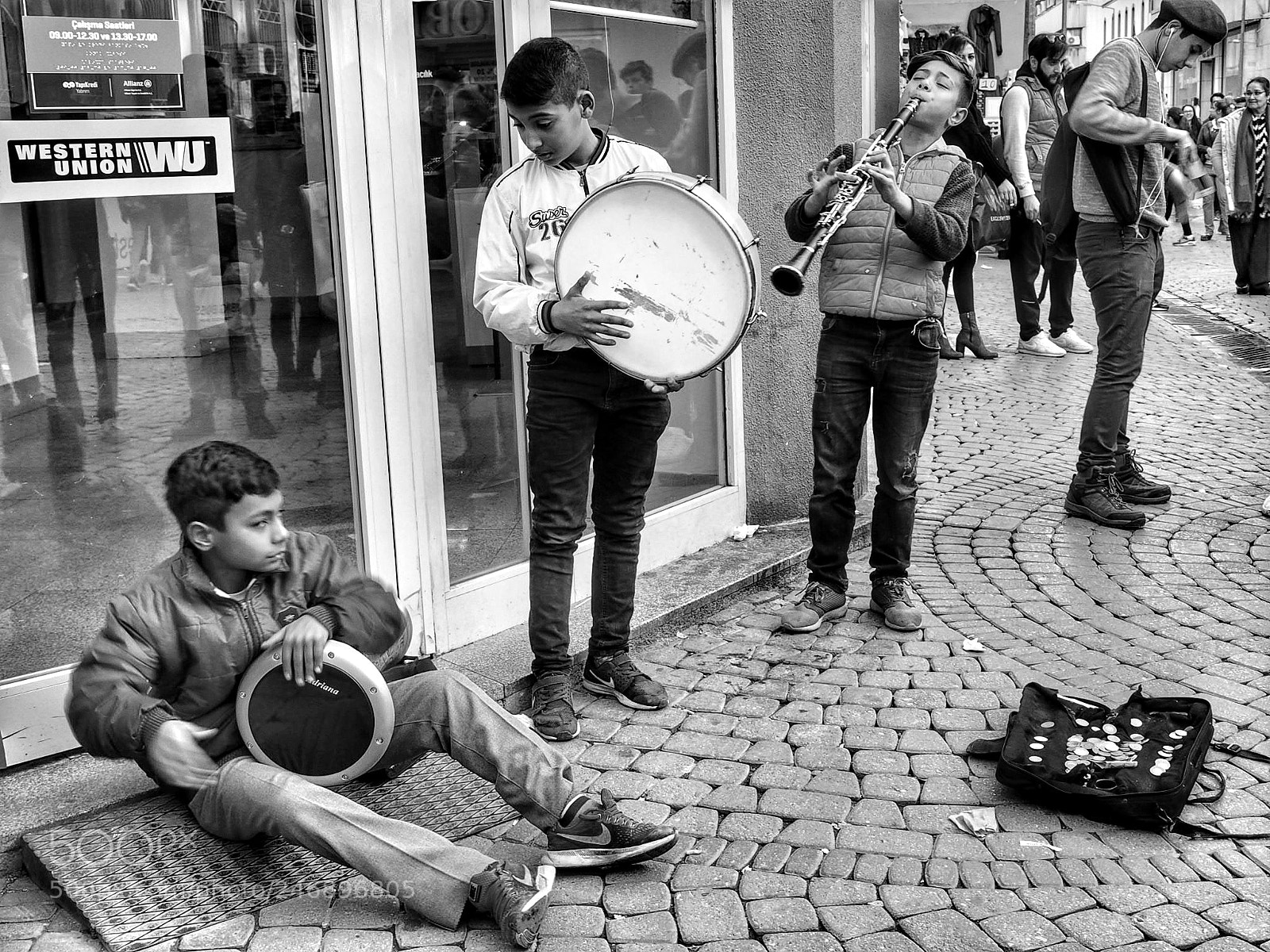 Olympus OM-D E-M10 III sample photo. Street performers | izmir photography