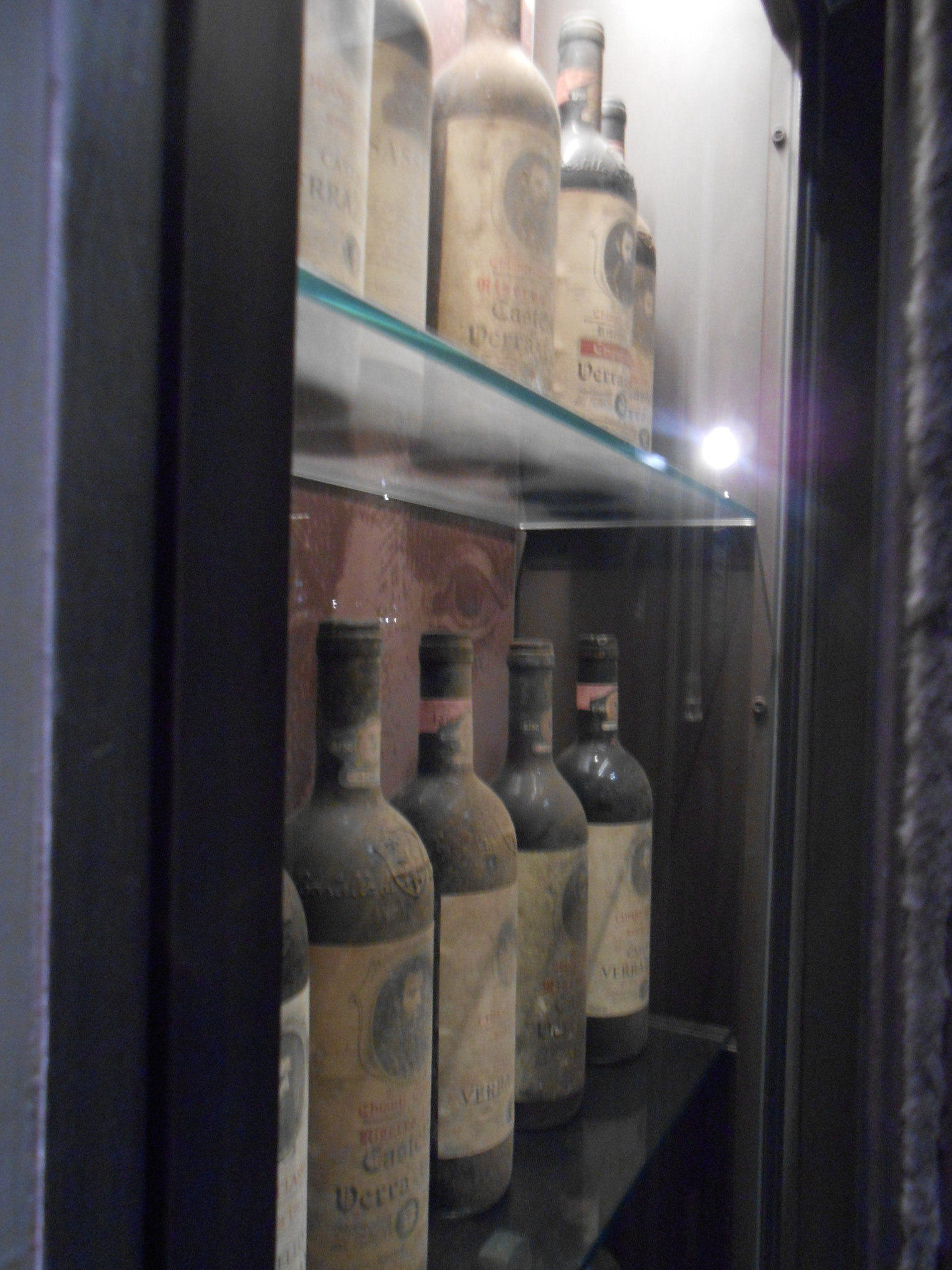 Nikon COOLPIX S2700 sample photo. Showroom with old drinks photography