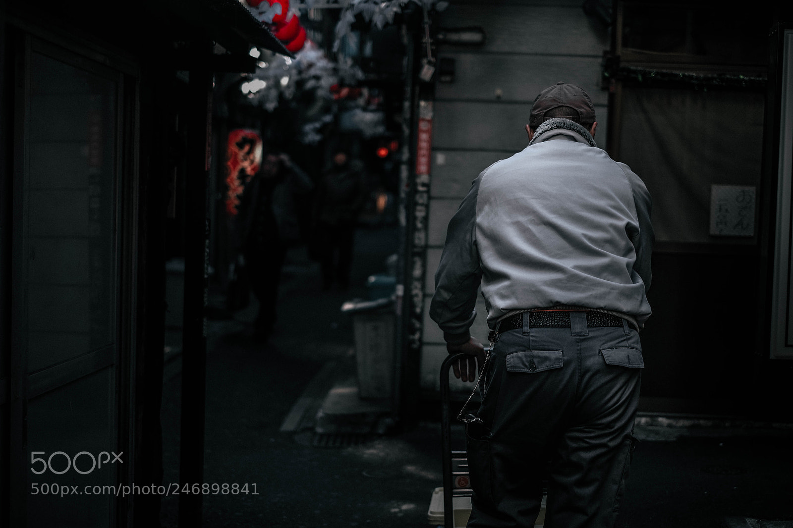 Fujifilm X-T20 sample photo. Working in shinjuku photography