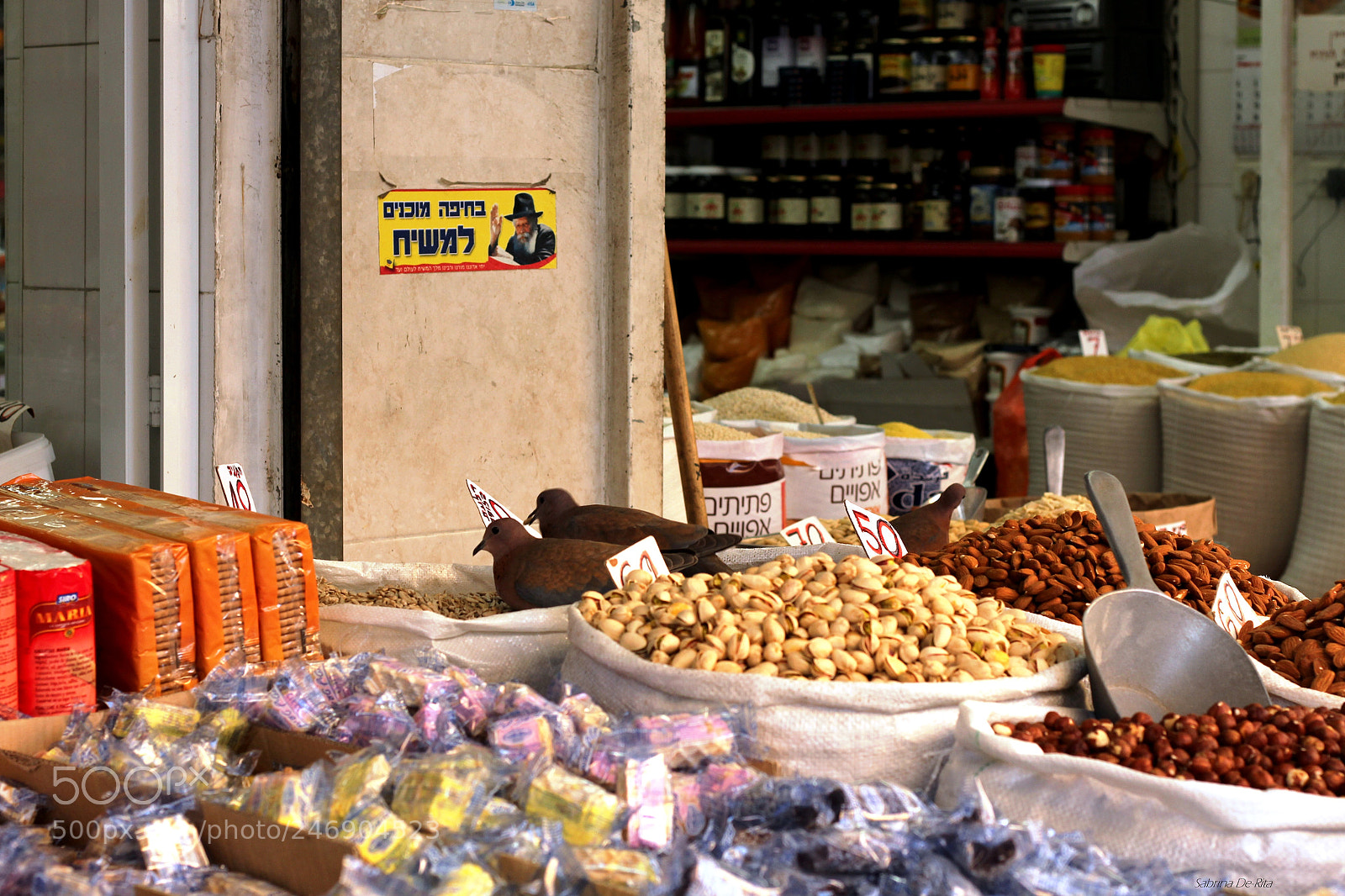 Canon EOS 700D (EOS Rebel T5i / EOS Kiss X7i) sample photo. Pigeons in the market photography