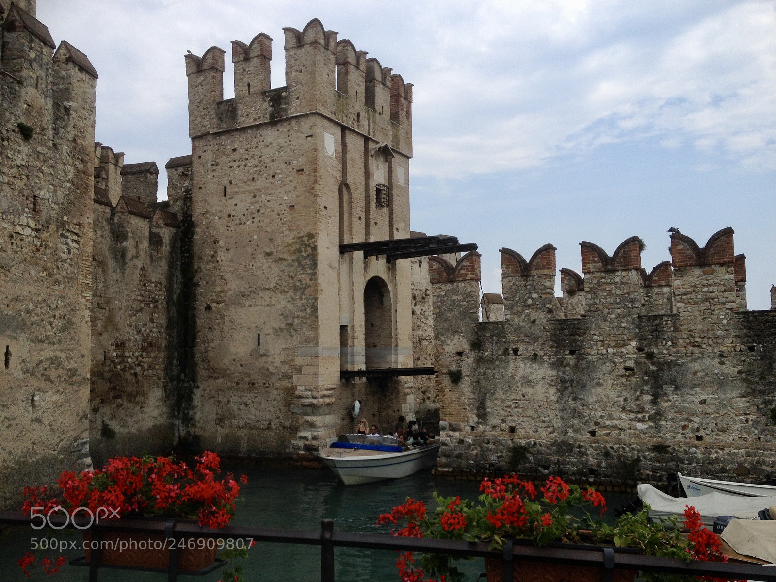Apple iPhone 4S sample photo. Castello scaligero  photography