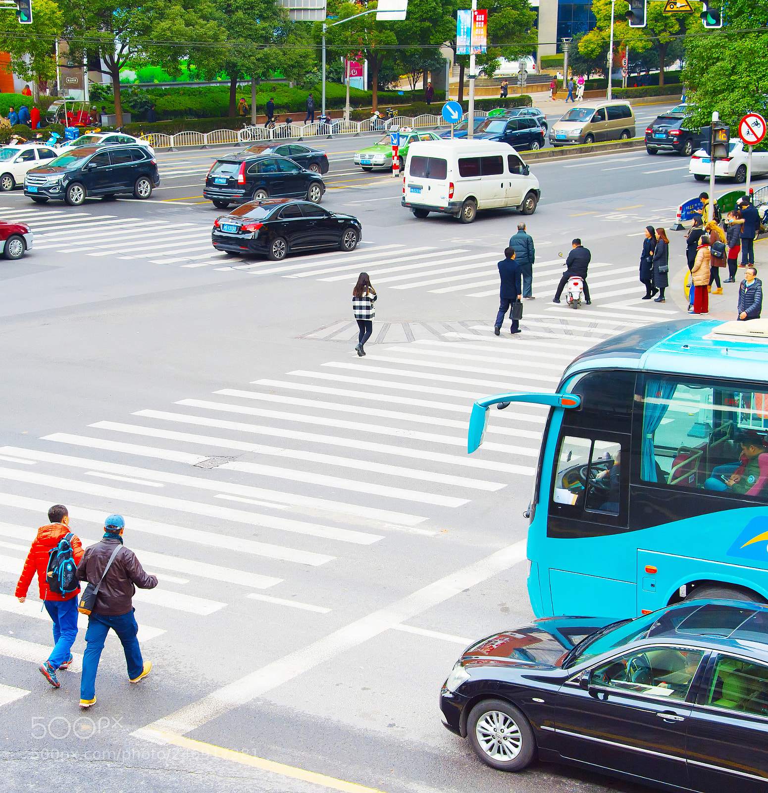 Nikon Df sample photo. People crossing the road photography