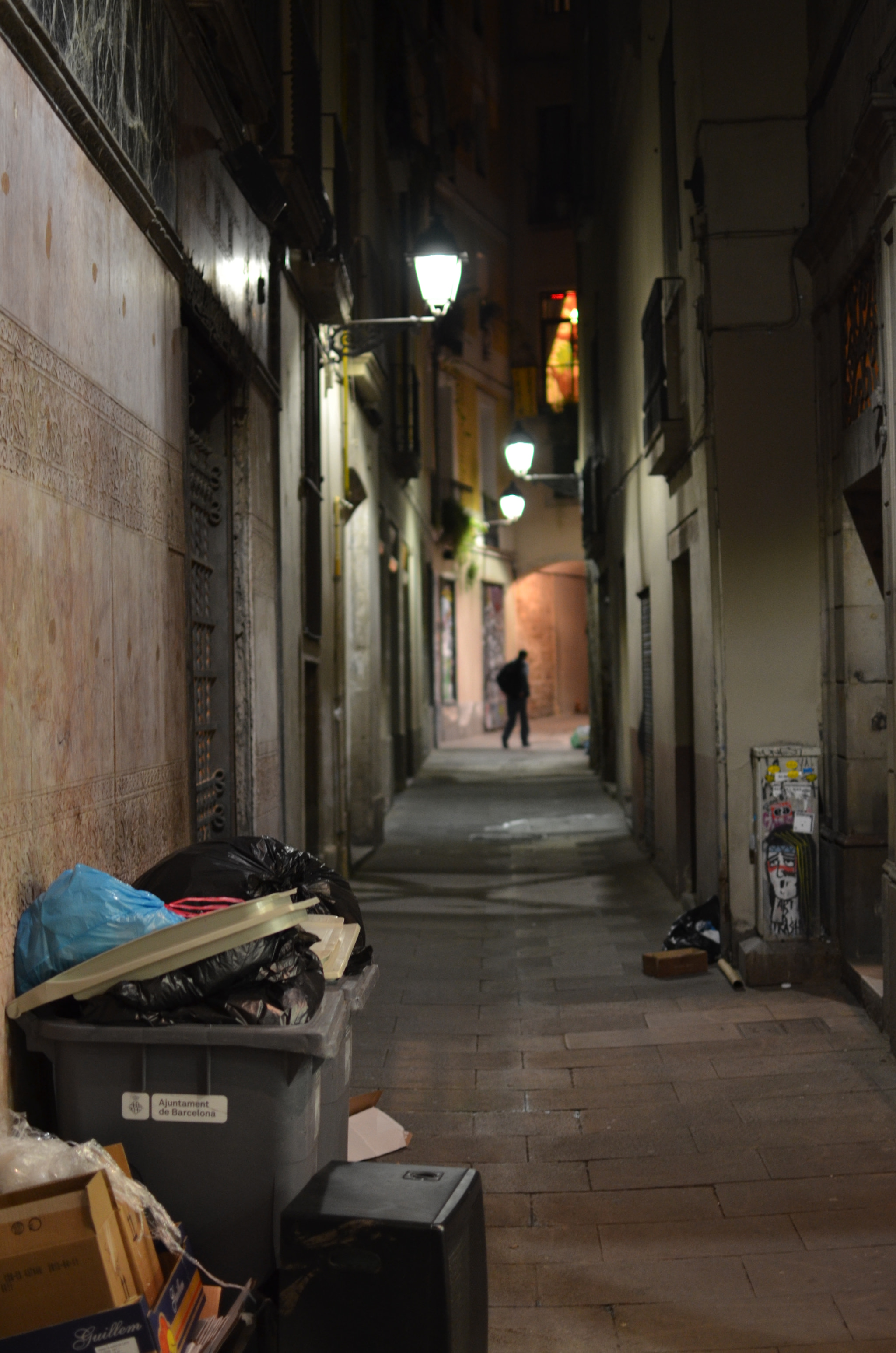 Nikon D7000 + Nikon AF-S DX Nikkor 35mm F1.8G sample photo. Late night walking  in barcelona photography