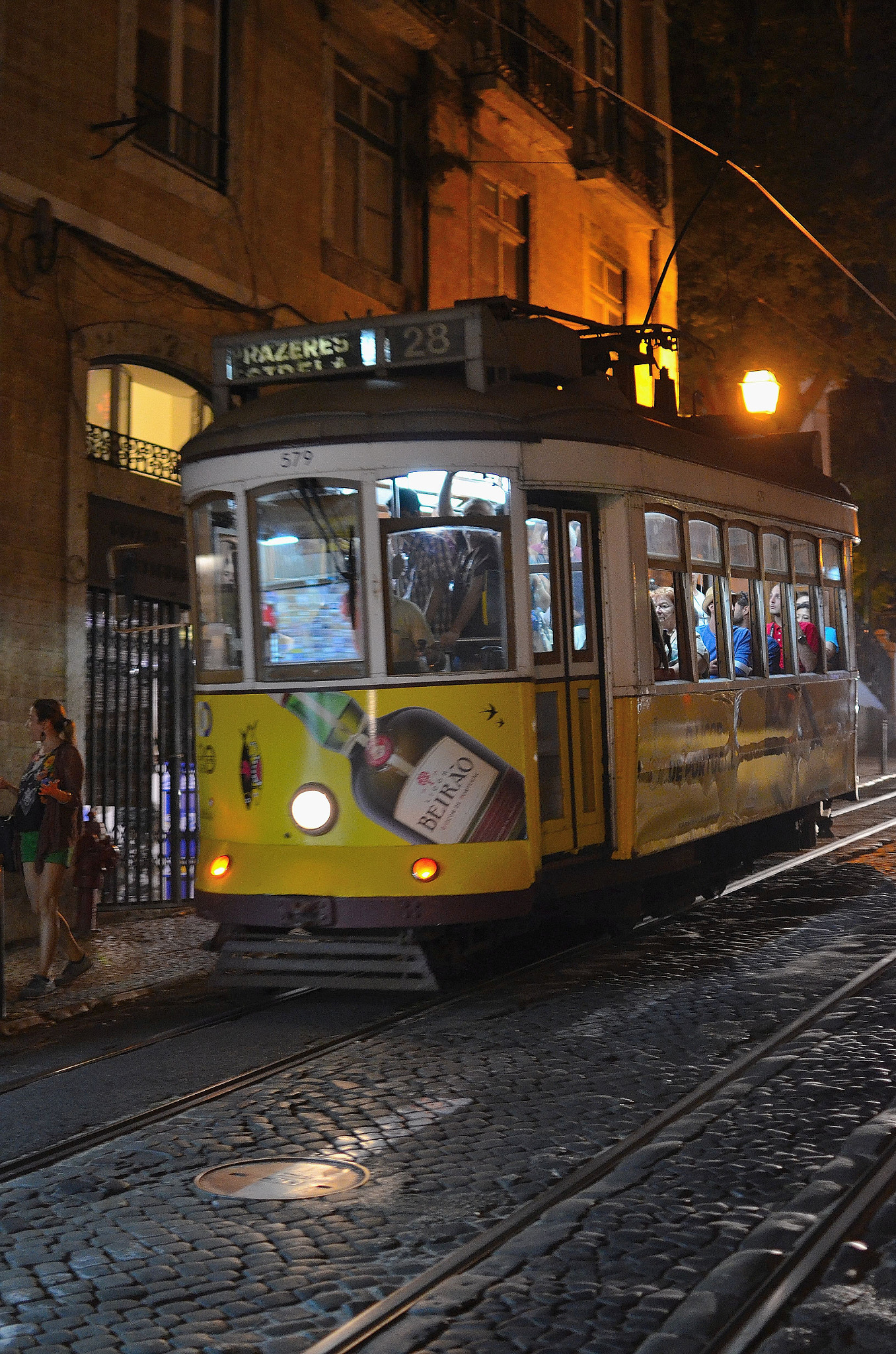 Nikon AF-S DX Nikkor 35mm F1.8G sample photo. Tram 28 lisboa photography