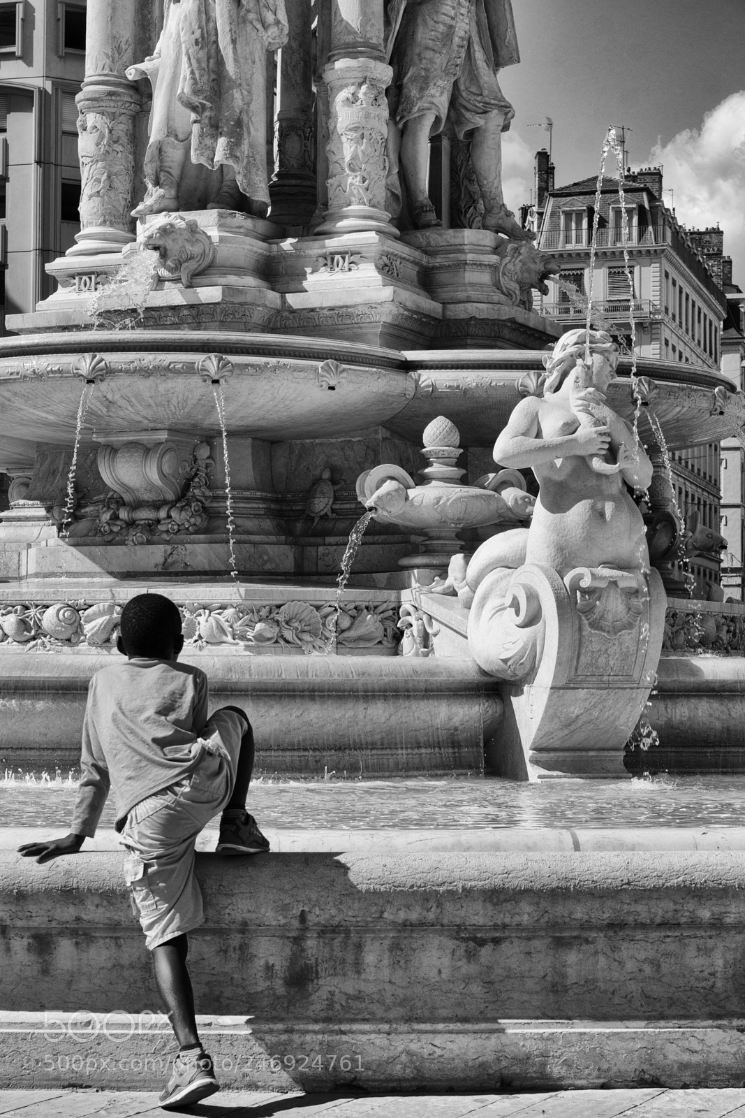 Sony SLT-A77 sample photo. L'enfant et la fontaine photography