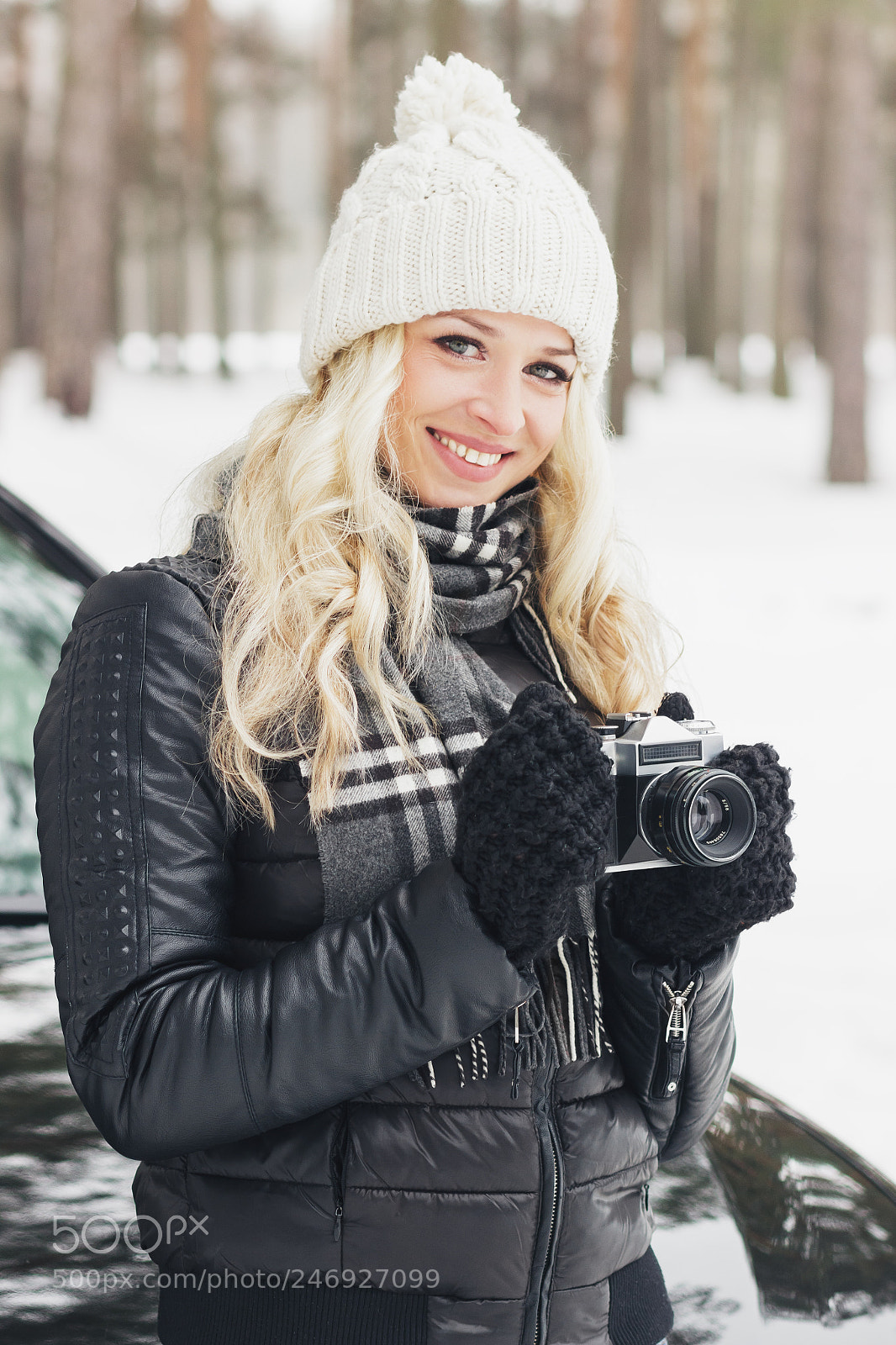 Canon EOS 600D (Rebel EOS T3i / EOS Kiss X5) sample photo. Woman with an old photography