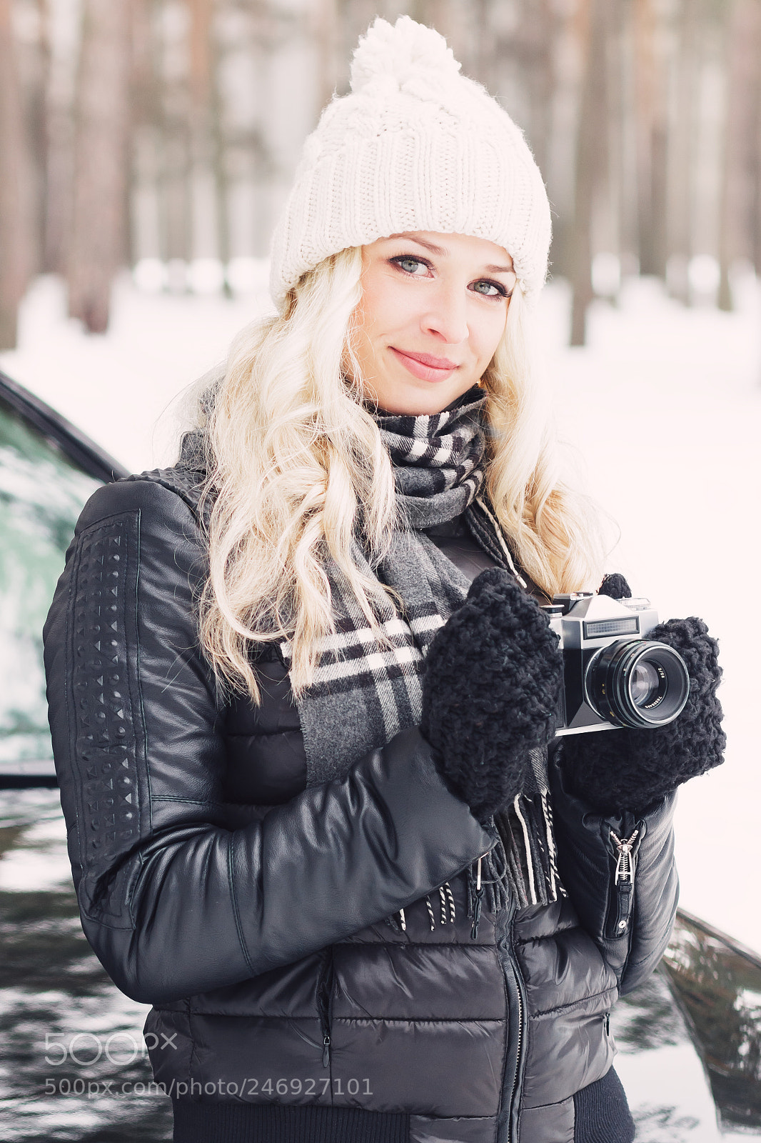 Canon EOS 600D (Rebel EOS T3i / EOS Kiss X5) sample photo. Woman with an old photography