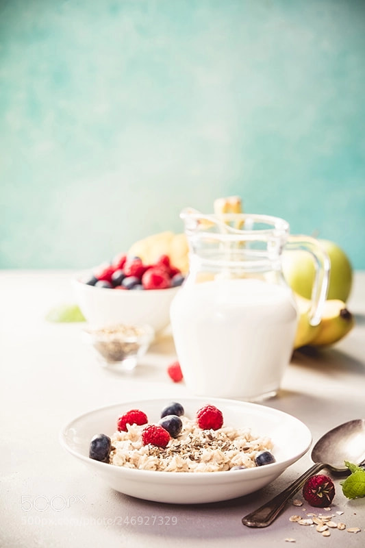 Canon EOS 5DS R sample photo. Oatmeal porridge with fresh photography