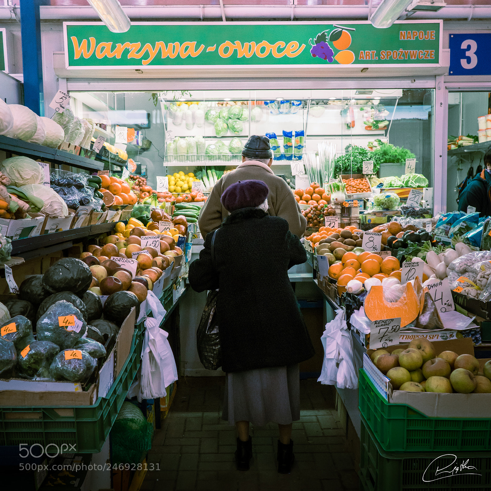 Sony a6300 sample photo. Queue photography