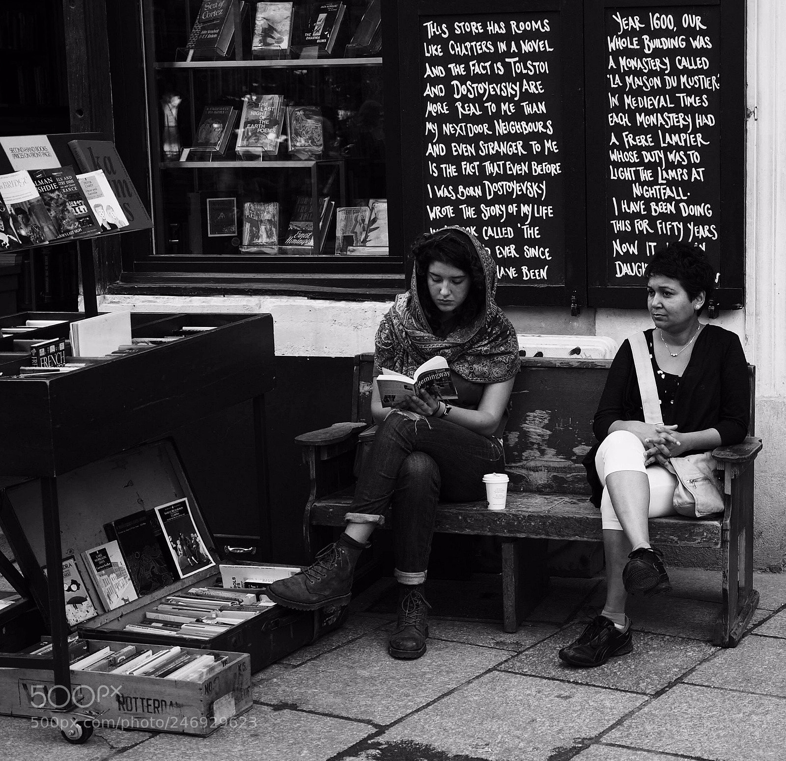 Olympus OM-D E-M1 sample photo. Bookworms, paris photography