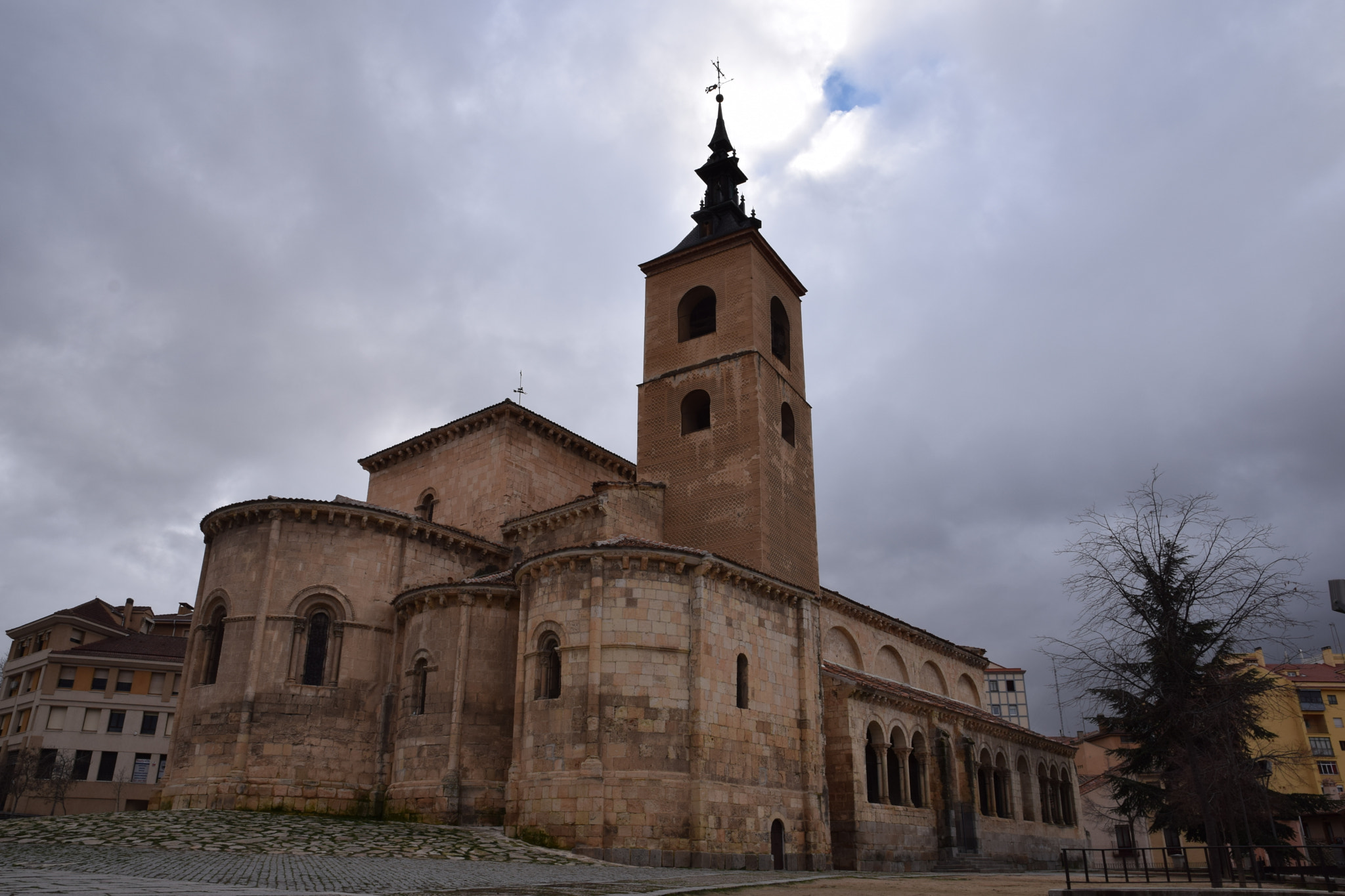 Nikon D3300 + Sigma 17-70mm F2.8-4 DC Macro OS HSM | C sample photo. Iglesia de san millán photography