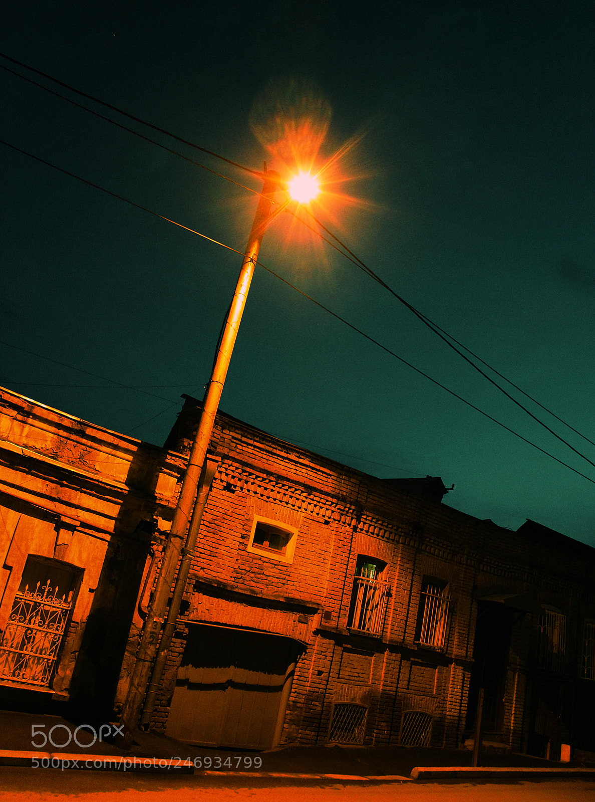 Canon EOS 550D (EOS Rebel T2i / EOS Kiss X4) sample photo. Yellow light photography