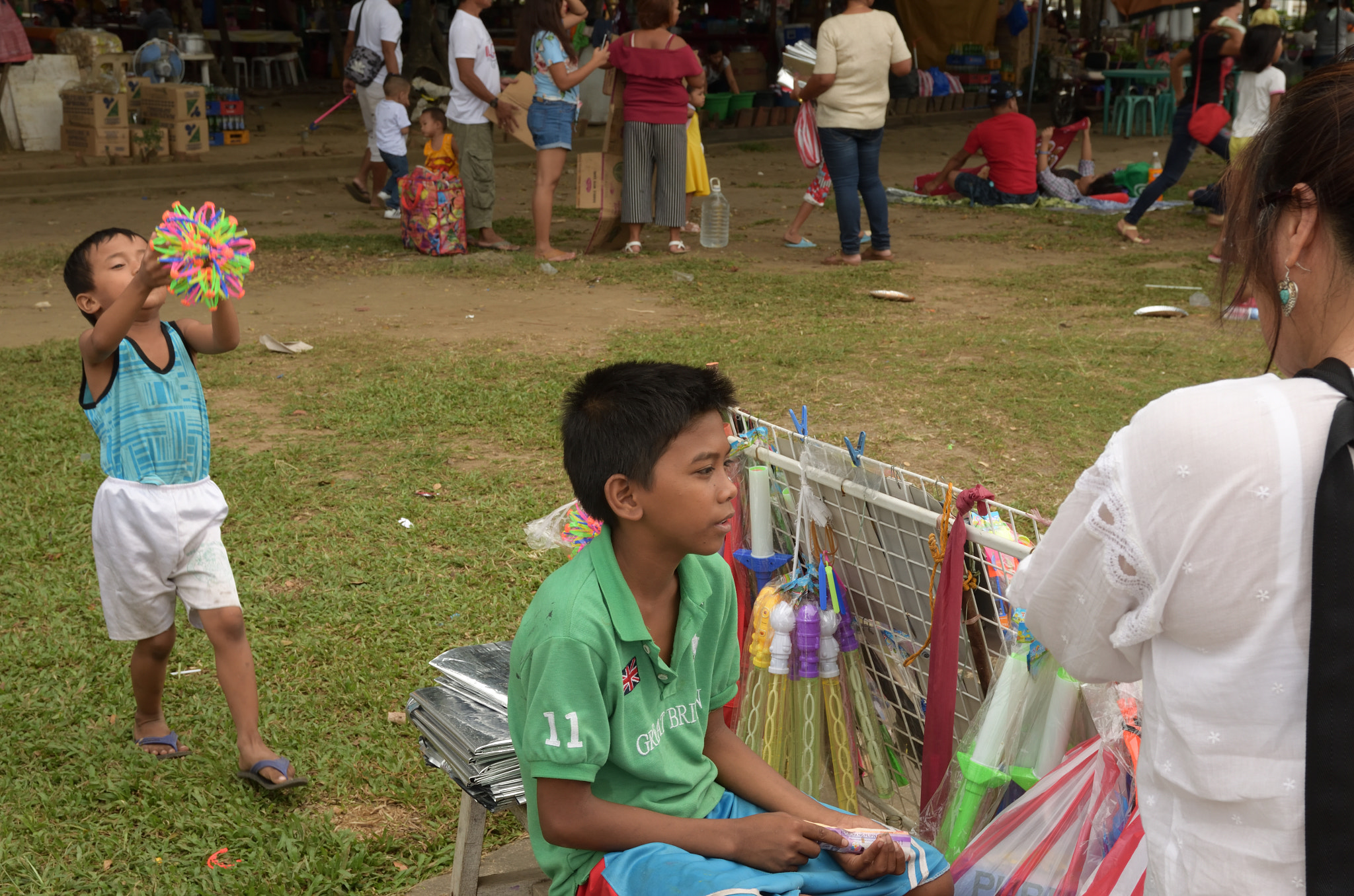 Nikon D5100 + Sigma 17-70mm F2.8-4 DC Macro OS HSM | C sample photo. Little salesman photography