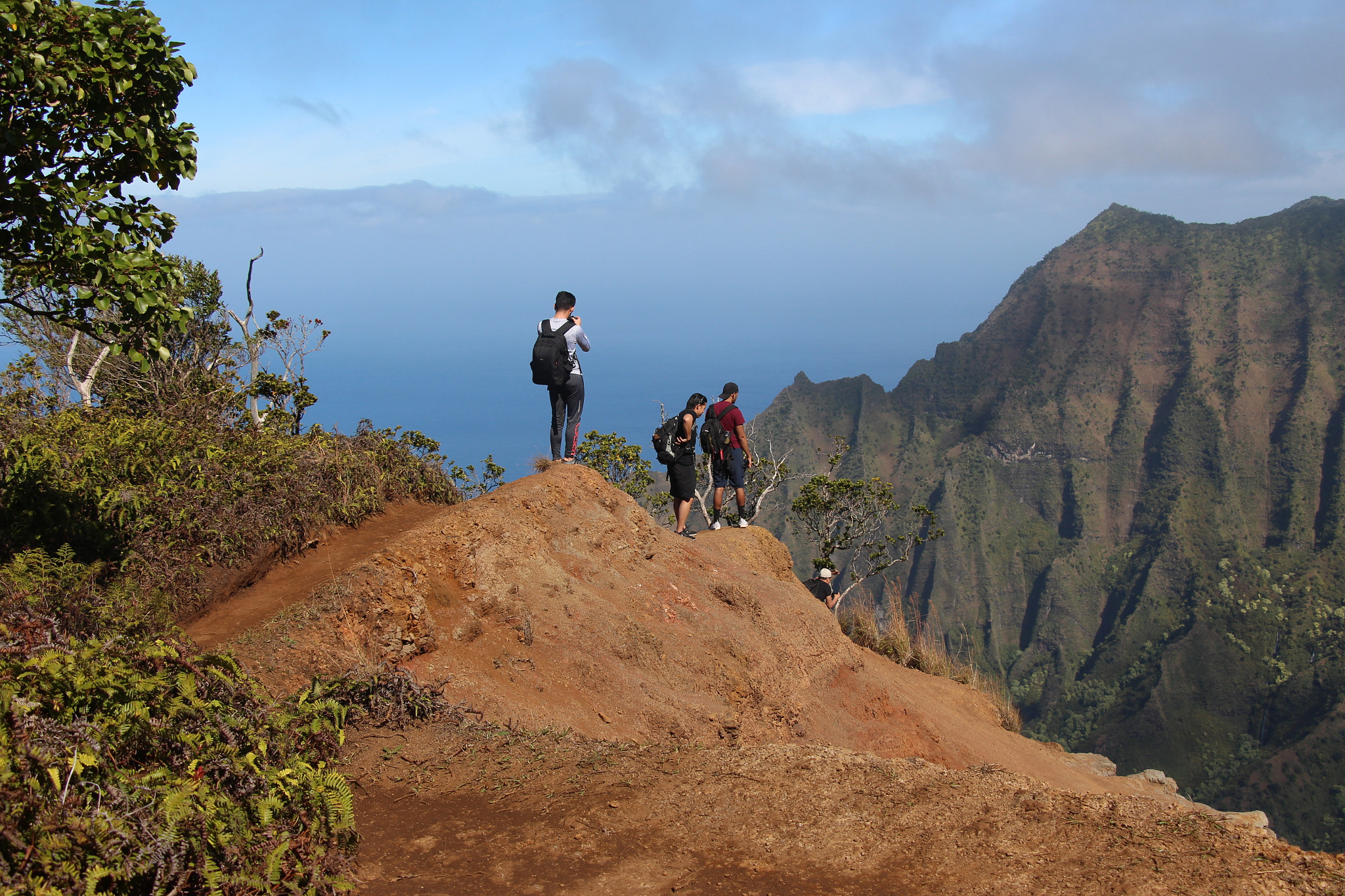 Canon EOS 650D (EOS Rebel T4i / EOS Kiss X6i) sample photo. Hiking in the hawaiian mountains photography