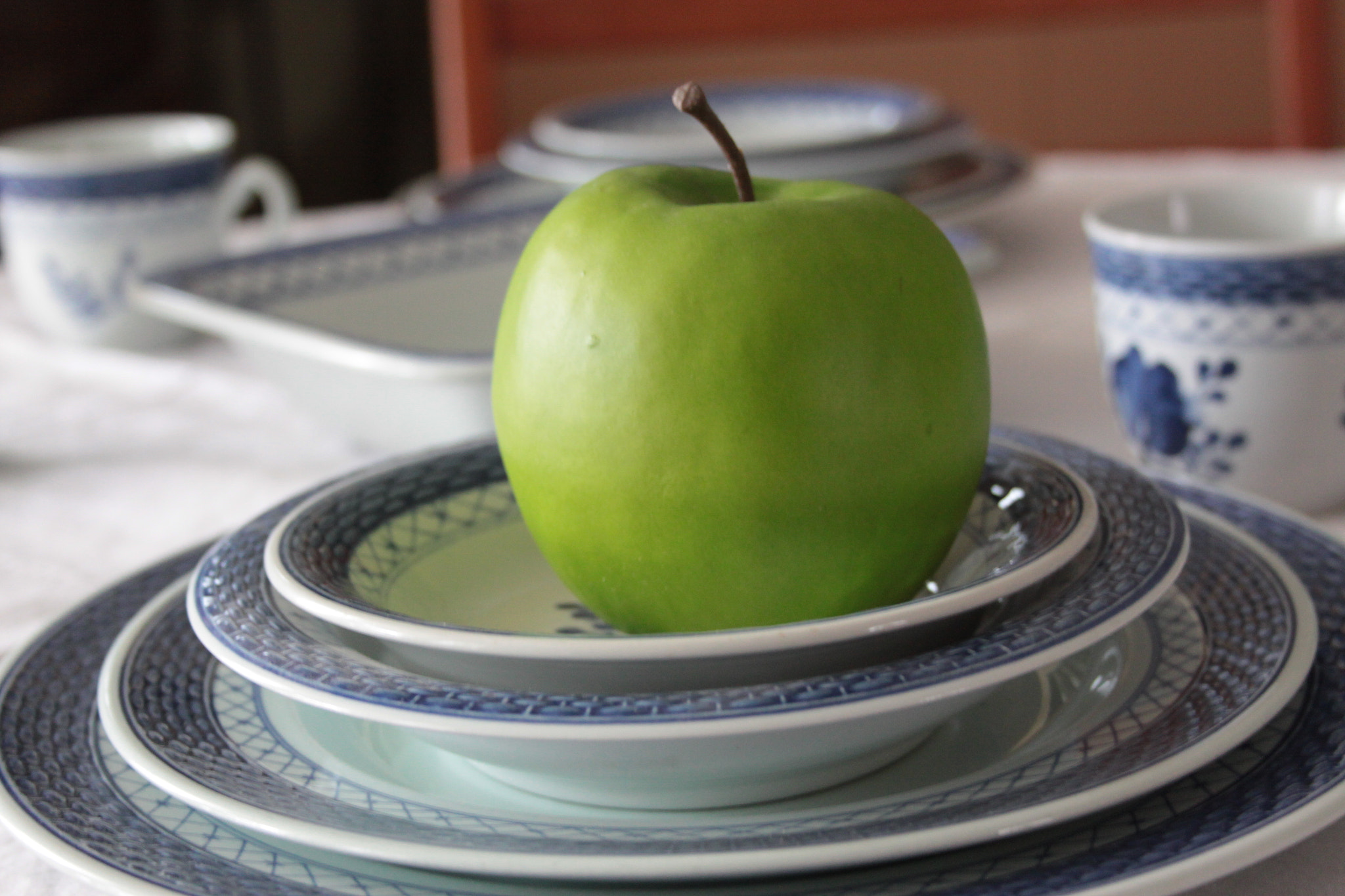 Canon EOS 50D + Canon EF-S 18-55mm f/3.5-5.6 USM sample photo. Green apple in blue bowl photography