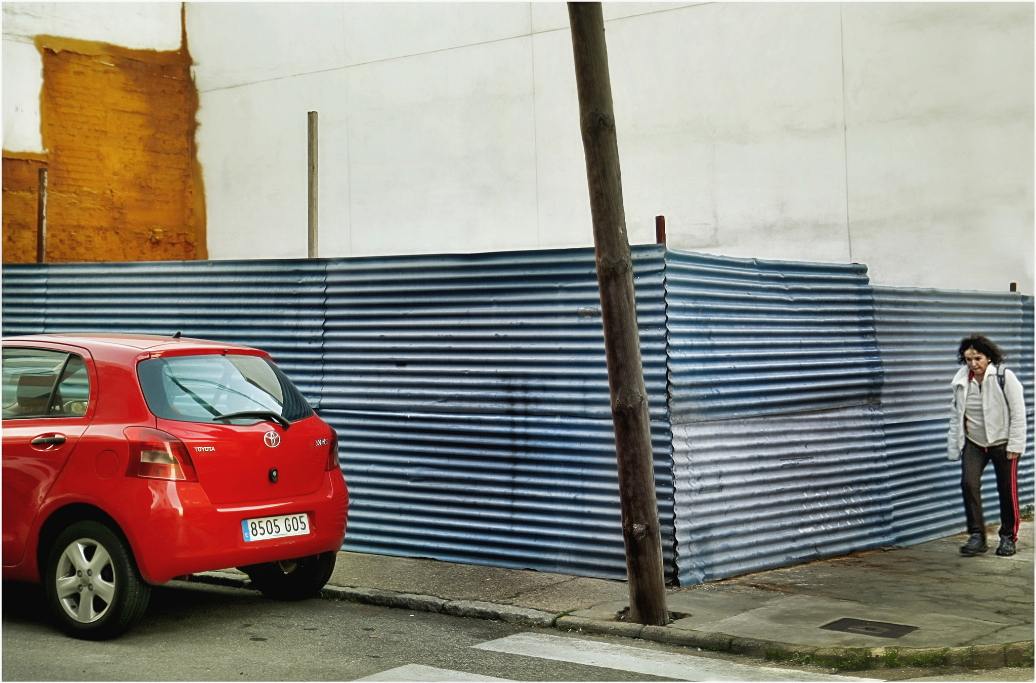 Canon EF-S 17-55mm F2.8 IS USM sample photo. Composition with building site, car and a woman photography