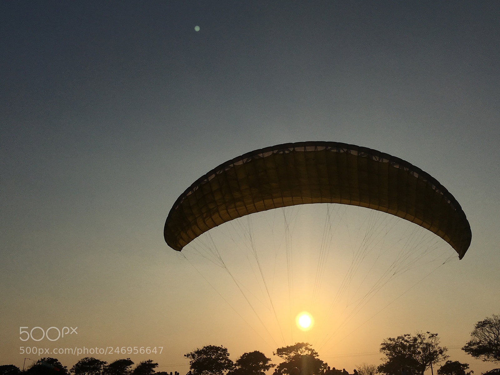 Apple iPhone SE sample photo. Sun is parachuting photography