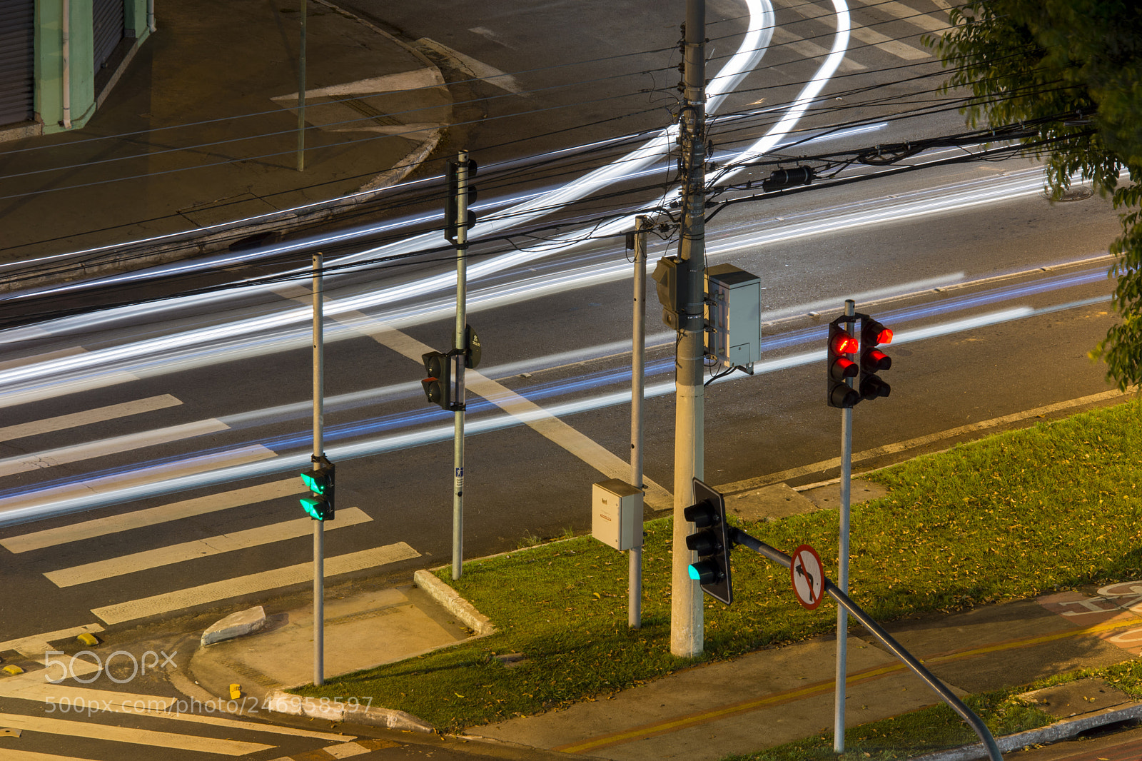 Nikon D7200 sample photo. Crossing lights photography