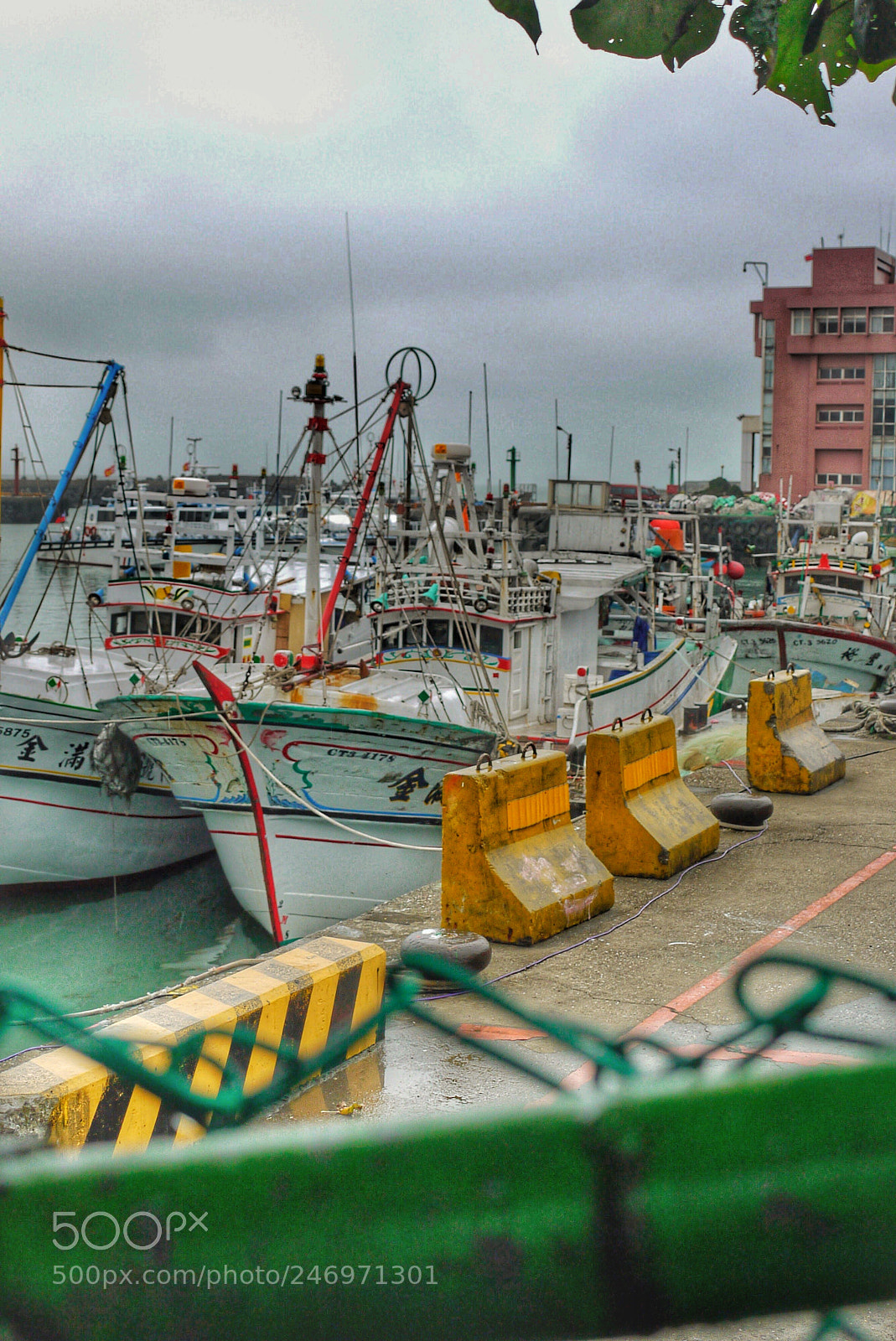 Panasonic Lumix DMC-GF1 sample photo. Fishing boat waiting to photography
