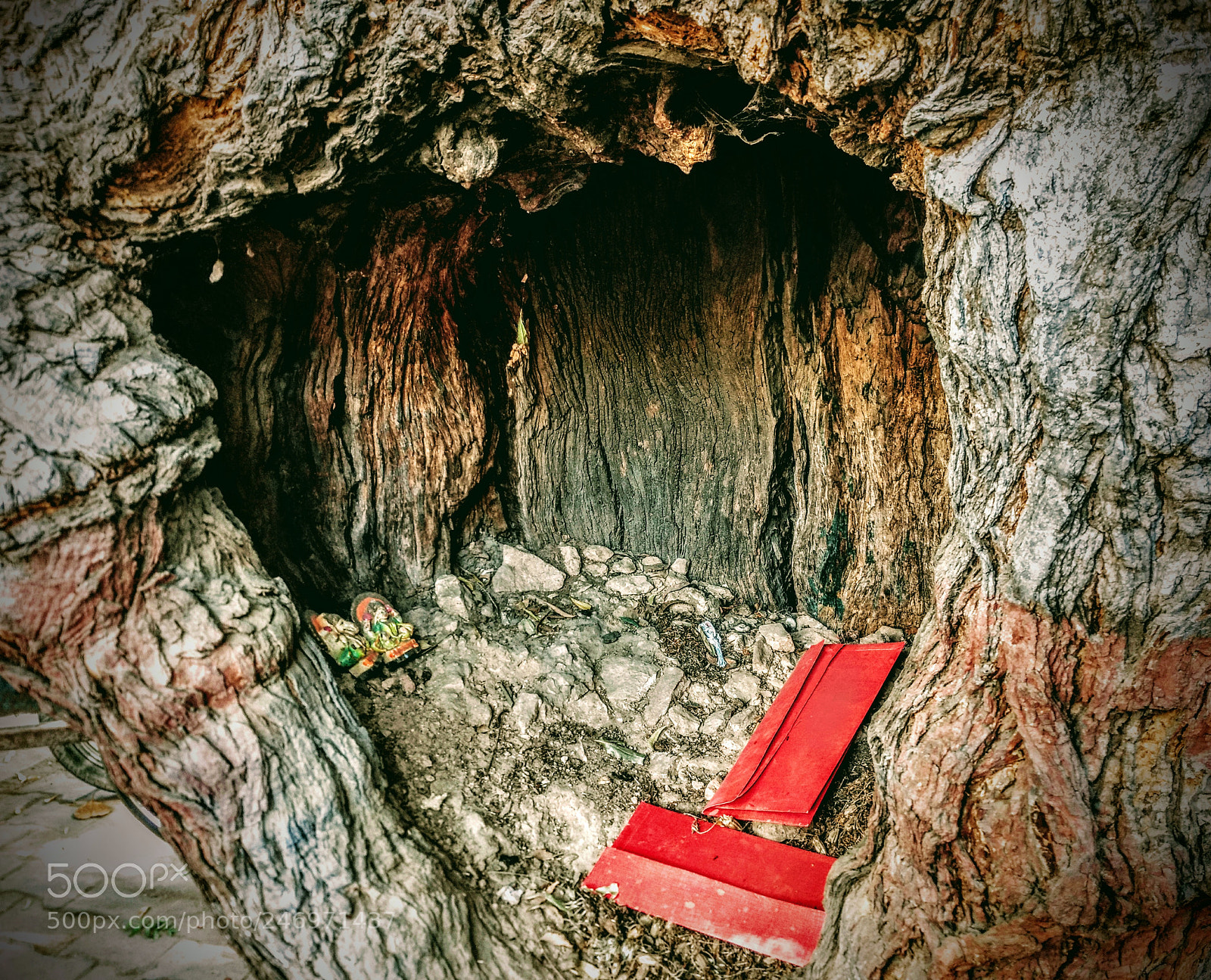 Motorola Moto G (4) sample photo. Deities in a hole photography