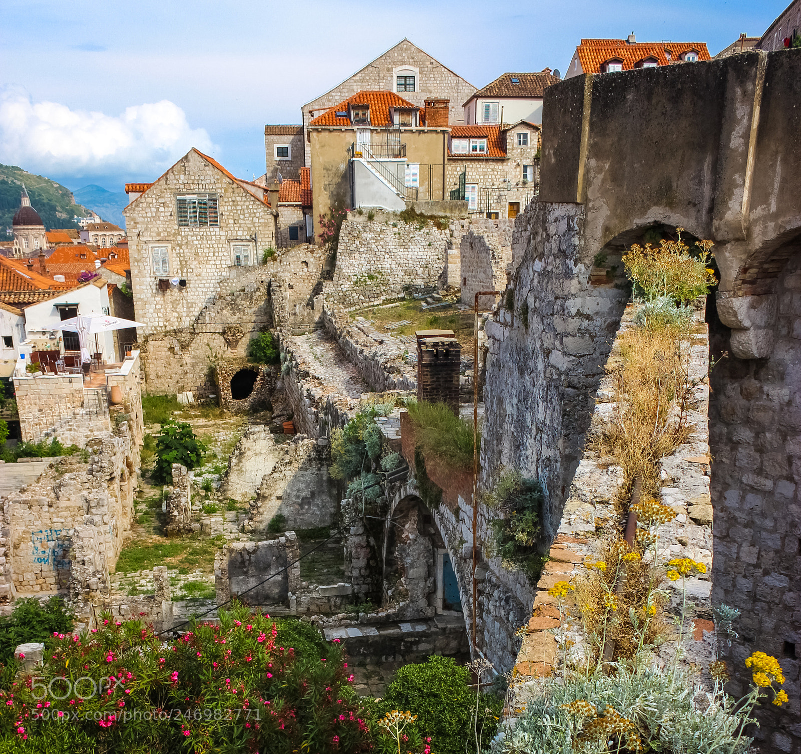 Canon EOS 600D (Rebel EOS T3i / EOS Kiss X5) sample photo. Dubrovnik ruins and houses photography