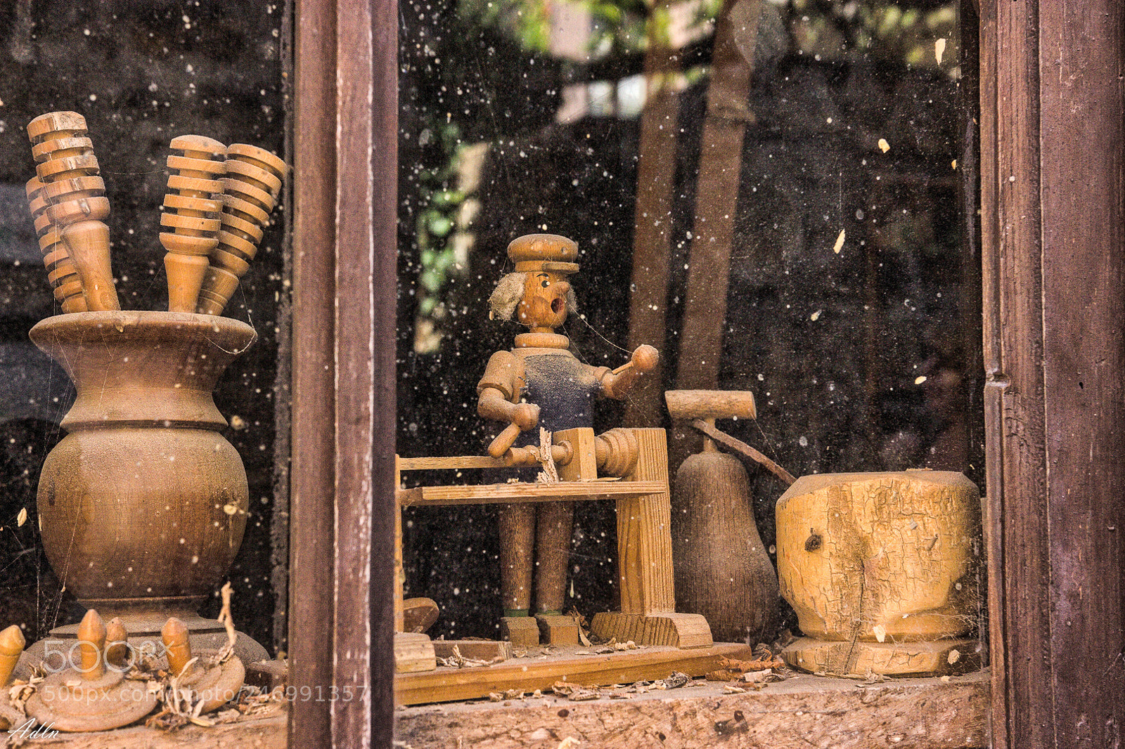 Canon EOS 600D (Rebel EOS T3i / EOS Kiss X5) sample photo. Abandoned, in a shop photography
