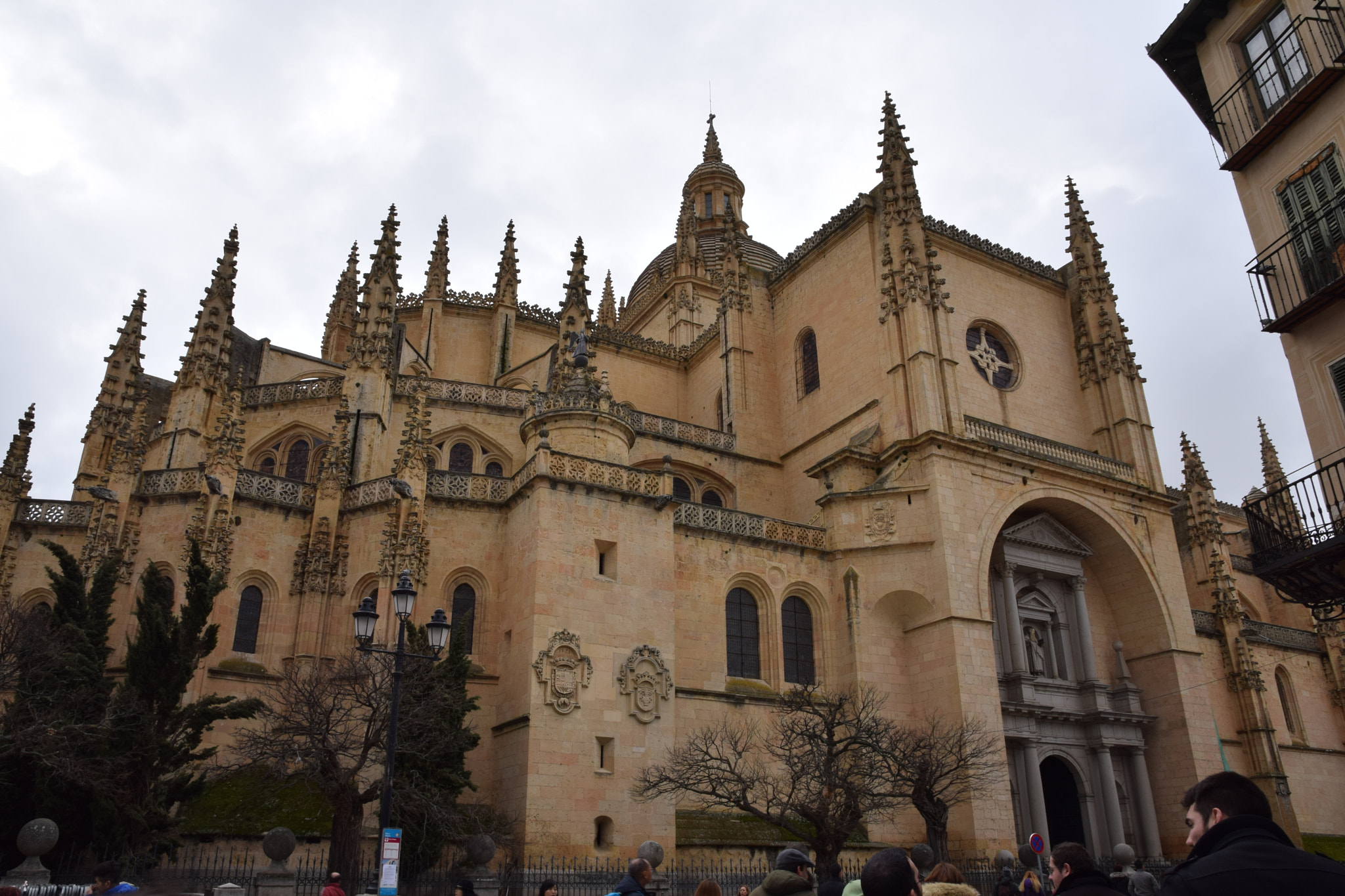 Nikon D3300 + Sigma 17-70mm F2.8-4 DC Macro OS HSM | C sample photo. Catedral de segovia photography