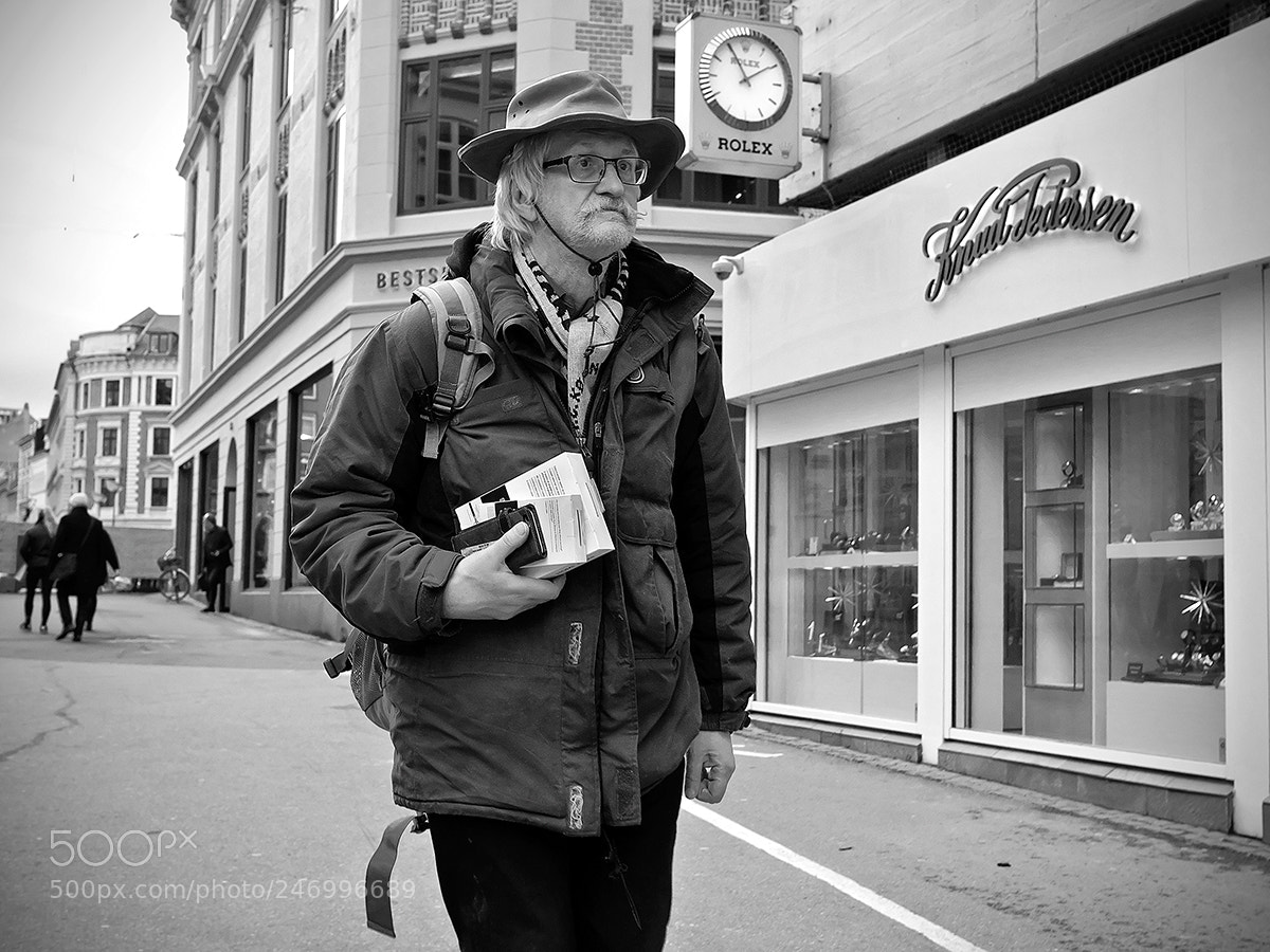 Fujifilm X-Pro2 sample photo. Shopping guy photography