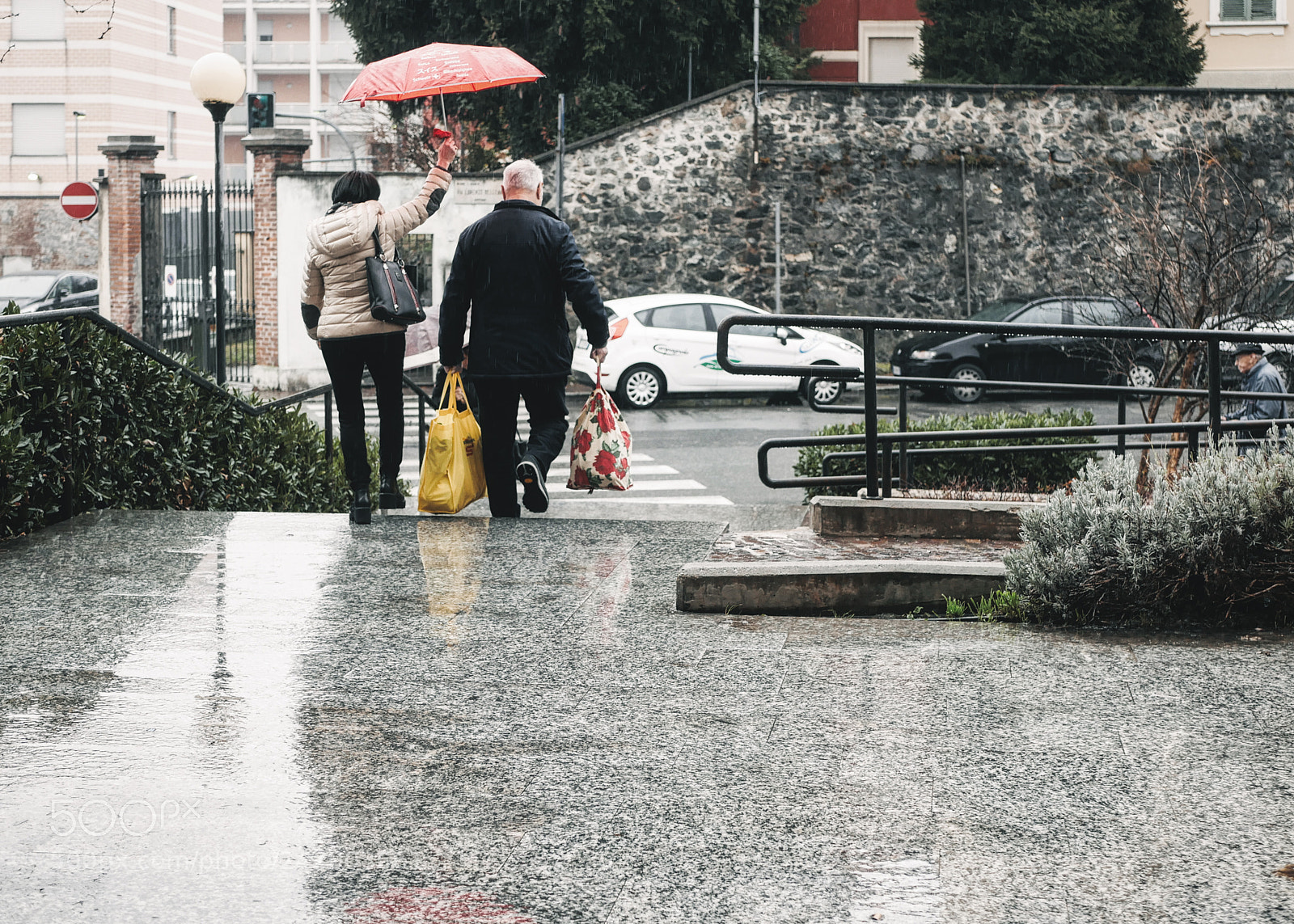 Panasonic Lumix DMC-GX85 (Lumix DMC-GX80 / Lumix DMC-GX7 Mark II) sample photo. Urban people: early rain photography