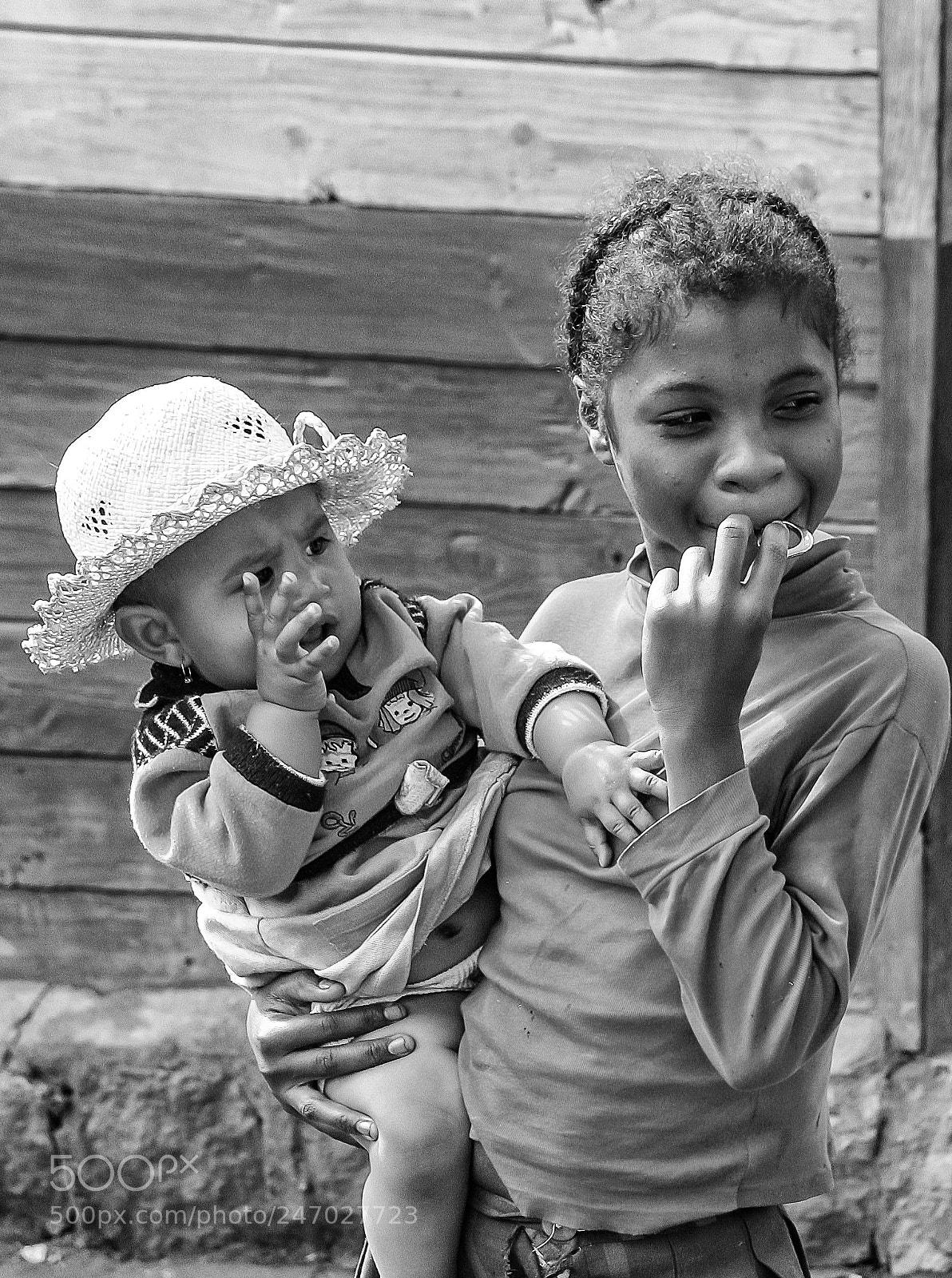 Canon EOS 300D (EOS Digital Rebel / EOS Kiss Digital) sample photo. Madagascar bambina con fratello photography