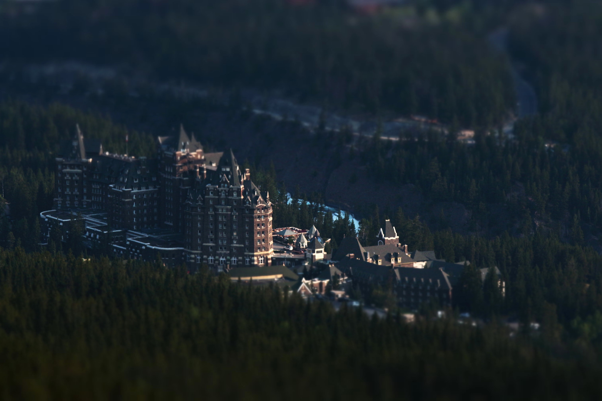 Canon EF-S 55-250mm F4-5.6 IS II sample photo. The little hotel photography