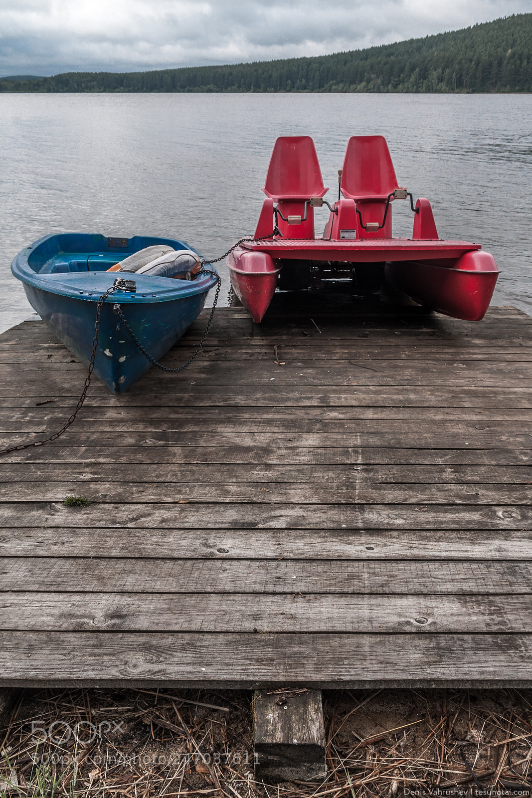 Canon EOS 40D sample photo. Blue boat and red photography