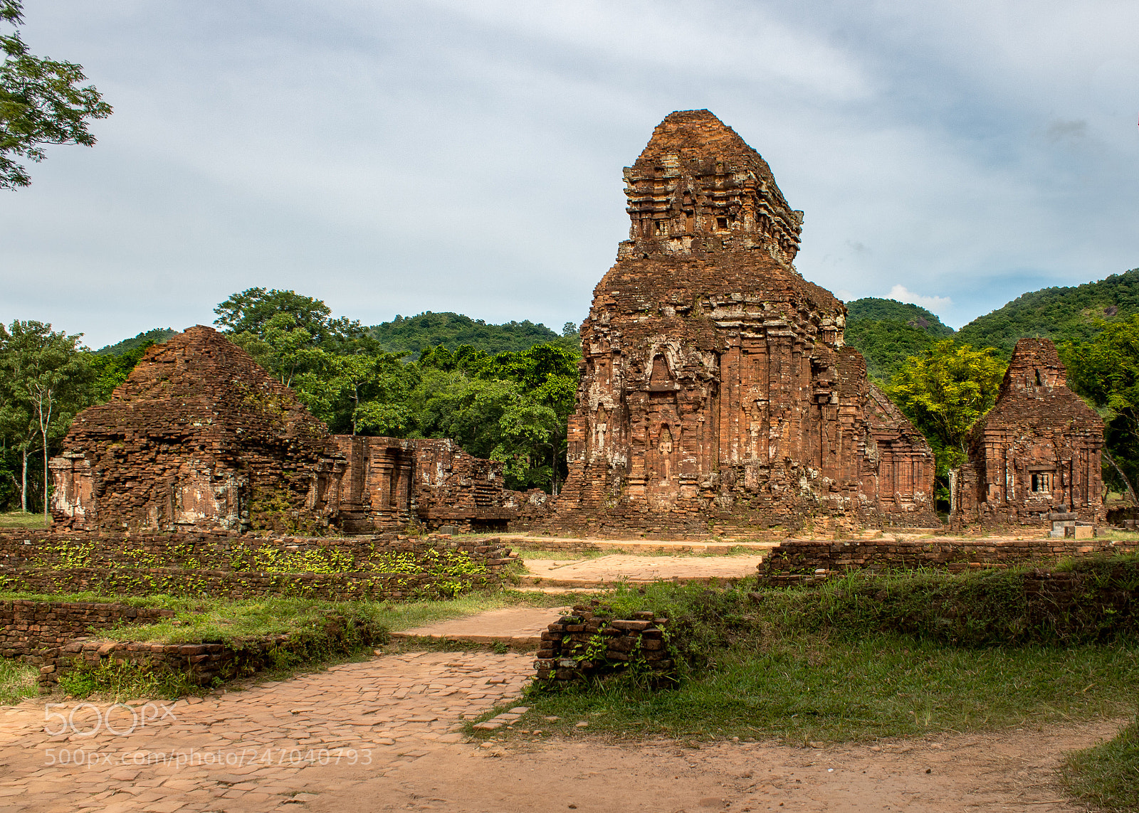 Canon EOS 1300D (EOS Rebel T6 / EOS Kiss X80) sample photo. My son temple ruins photography