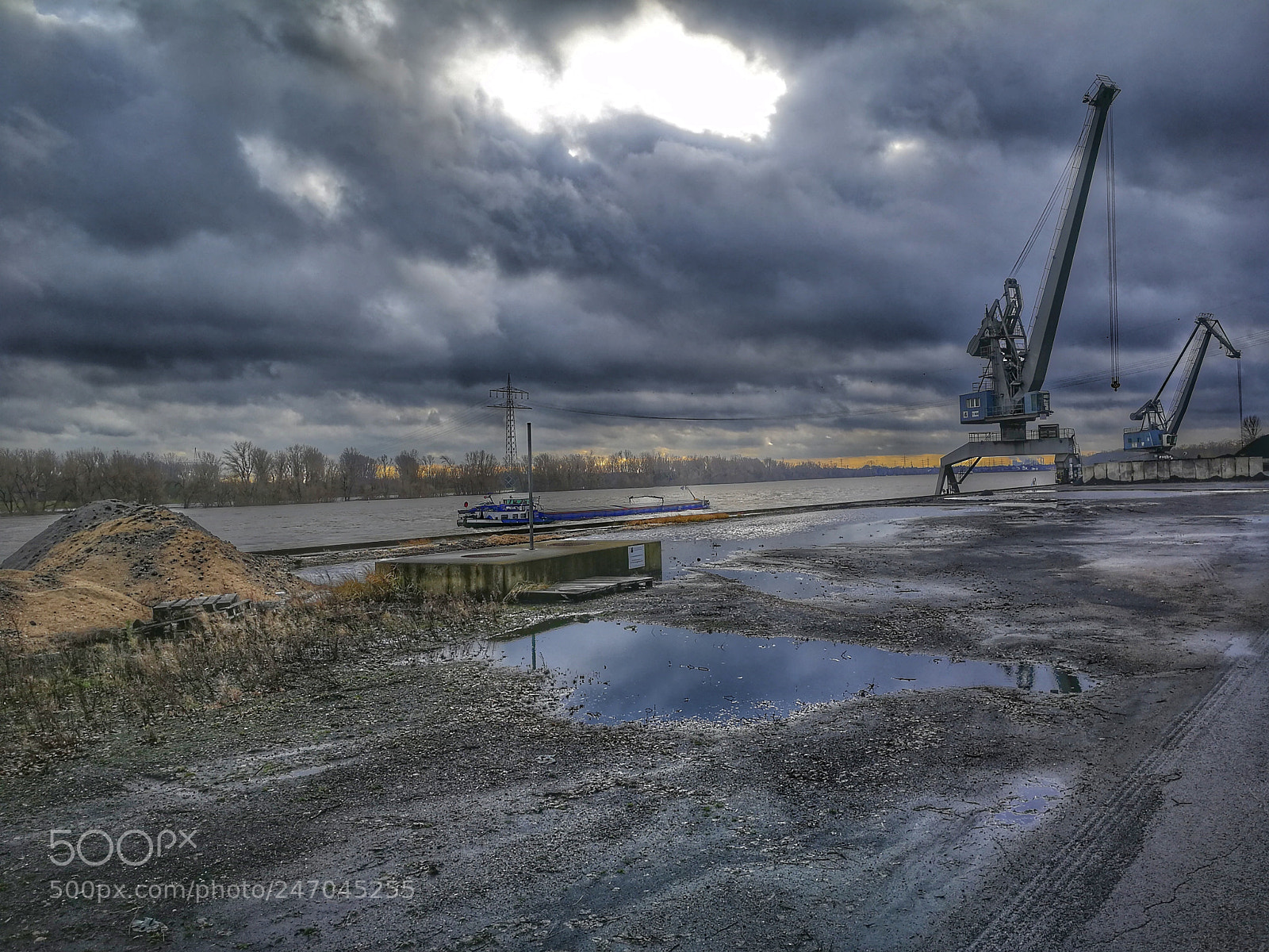 HUAWEI P10 sample photo. Ship and cranes photography