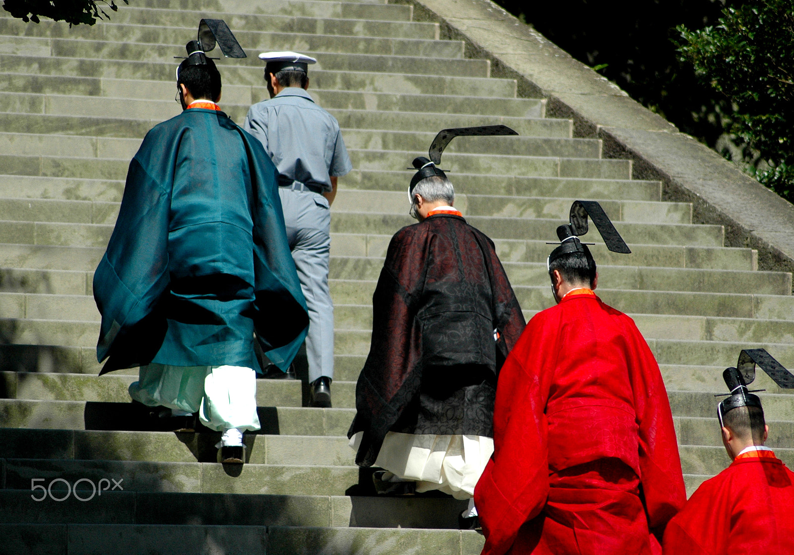 Nikon D70 + AF Zoom-Nikkor 70-300mm f/4-5.6D ED sample photo. Up the stairs photography