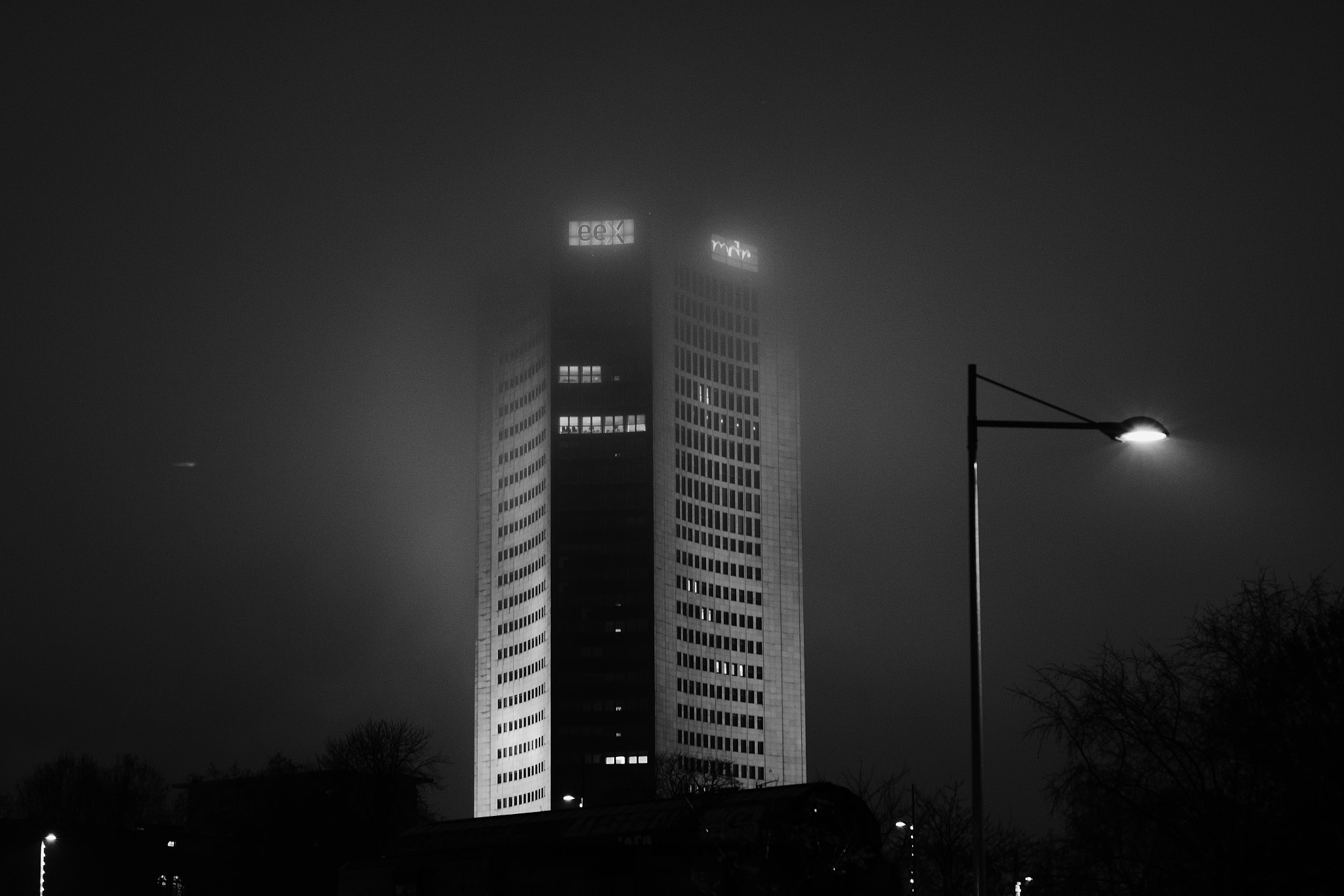 Nikon AF Nikkor 50mm F1.8D sample photo. Nebel in der stadt photography