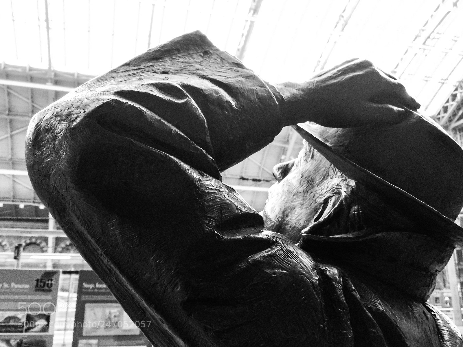 Apple iPhone 5s sample photo. Betjeman in st pancras photography