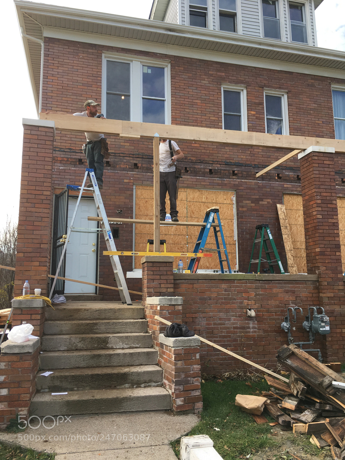 Apple iPhone SE sample photo. Building porch roof. detroit photography