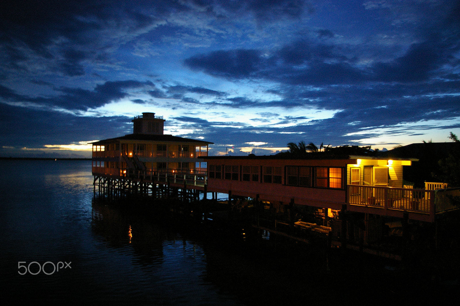 Pentax *ist DL sample photo. Hotel en la isla de utila honduras en anochecer azul photography