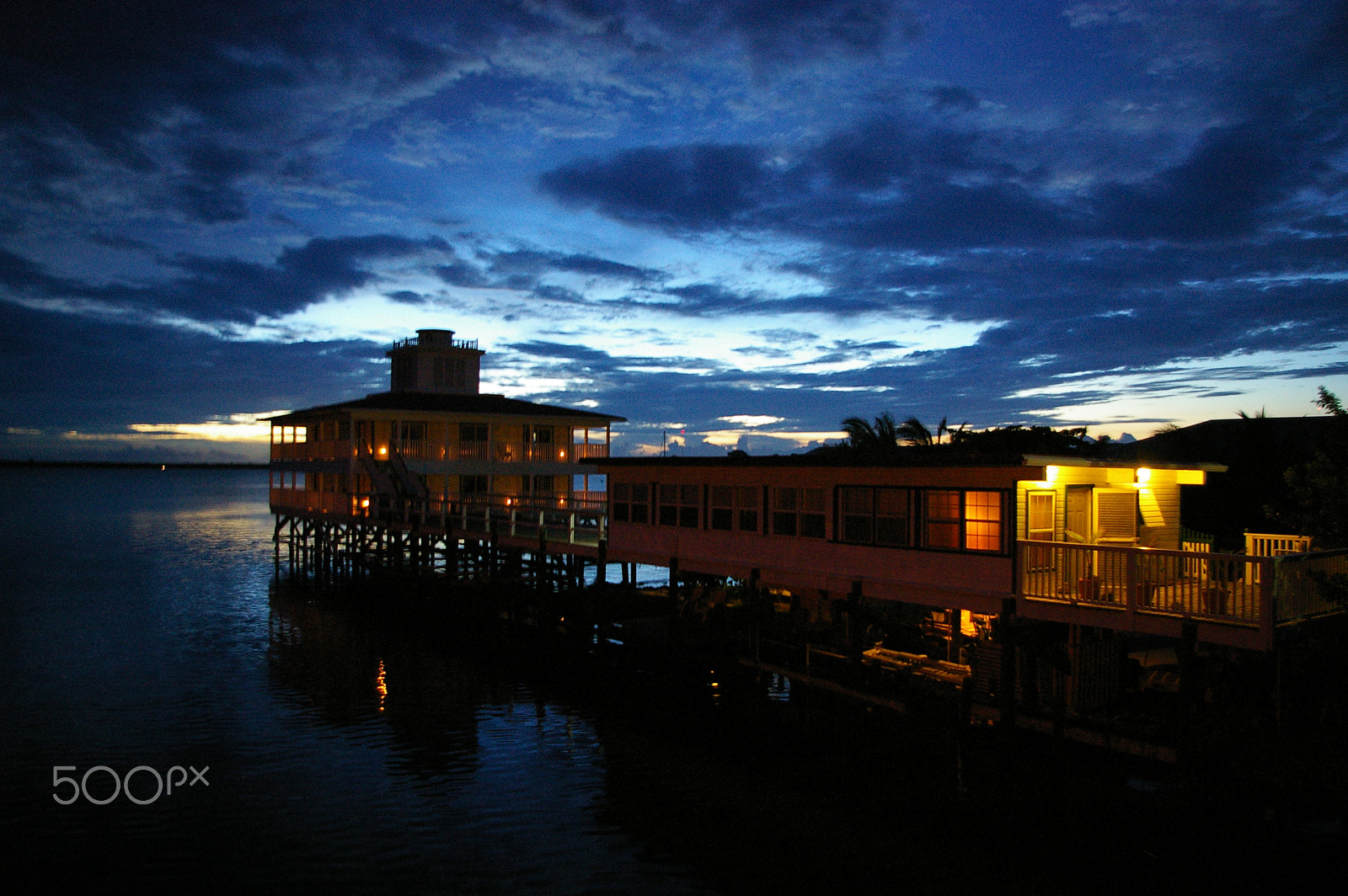 Pentax *ist DL + Pentax smc DA 18-55mm F3.5-5.6 AL sample photo. Hotel en la isla de utila honduras en anochecer azul photography