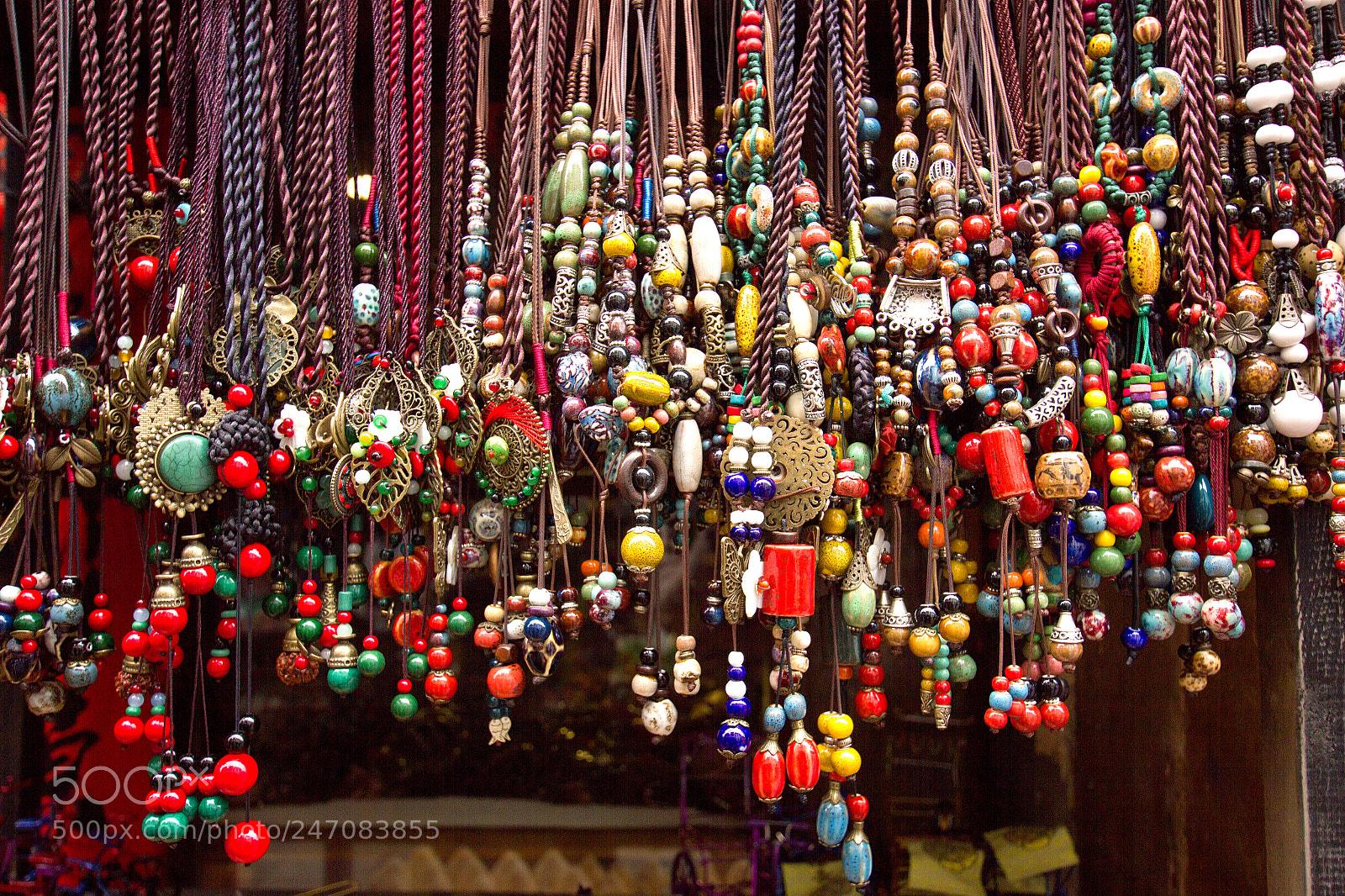 Canon EOS 550D (EOS Rebel T2i / EOS Kiss X4) sample photo. Ornamental necklace photography