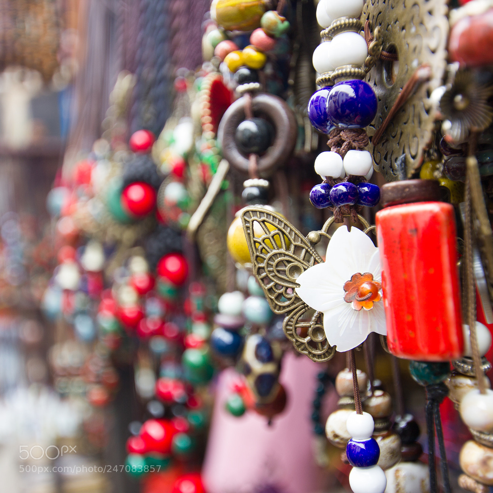 Canon EOS 550D (EOS Rebel T2i / EOS Kiss X4) sample photo. Ornamental necklace photography