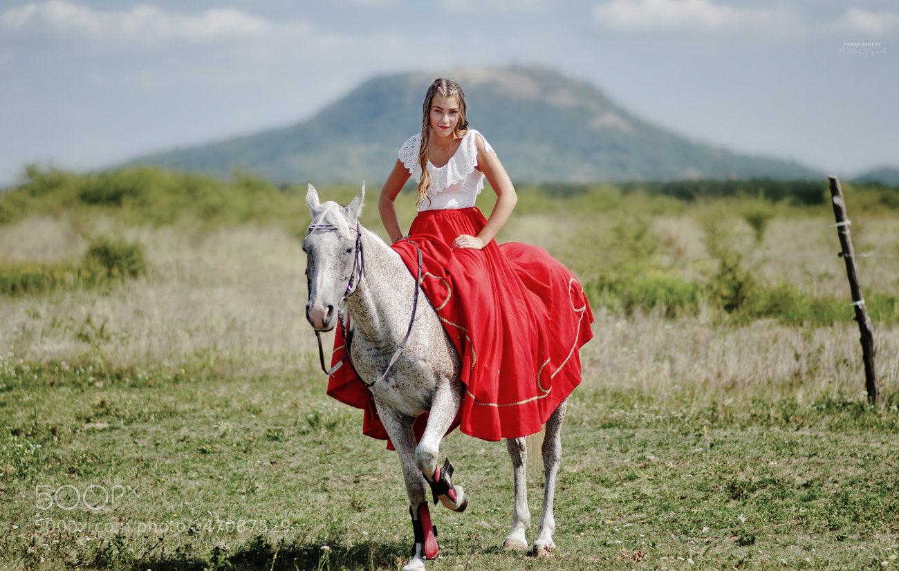 Nikon D5000 sample photo. Viki on her horse photography