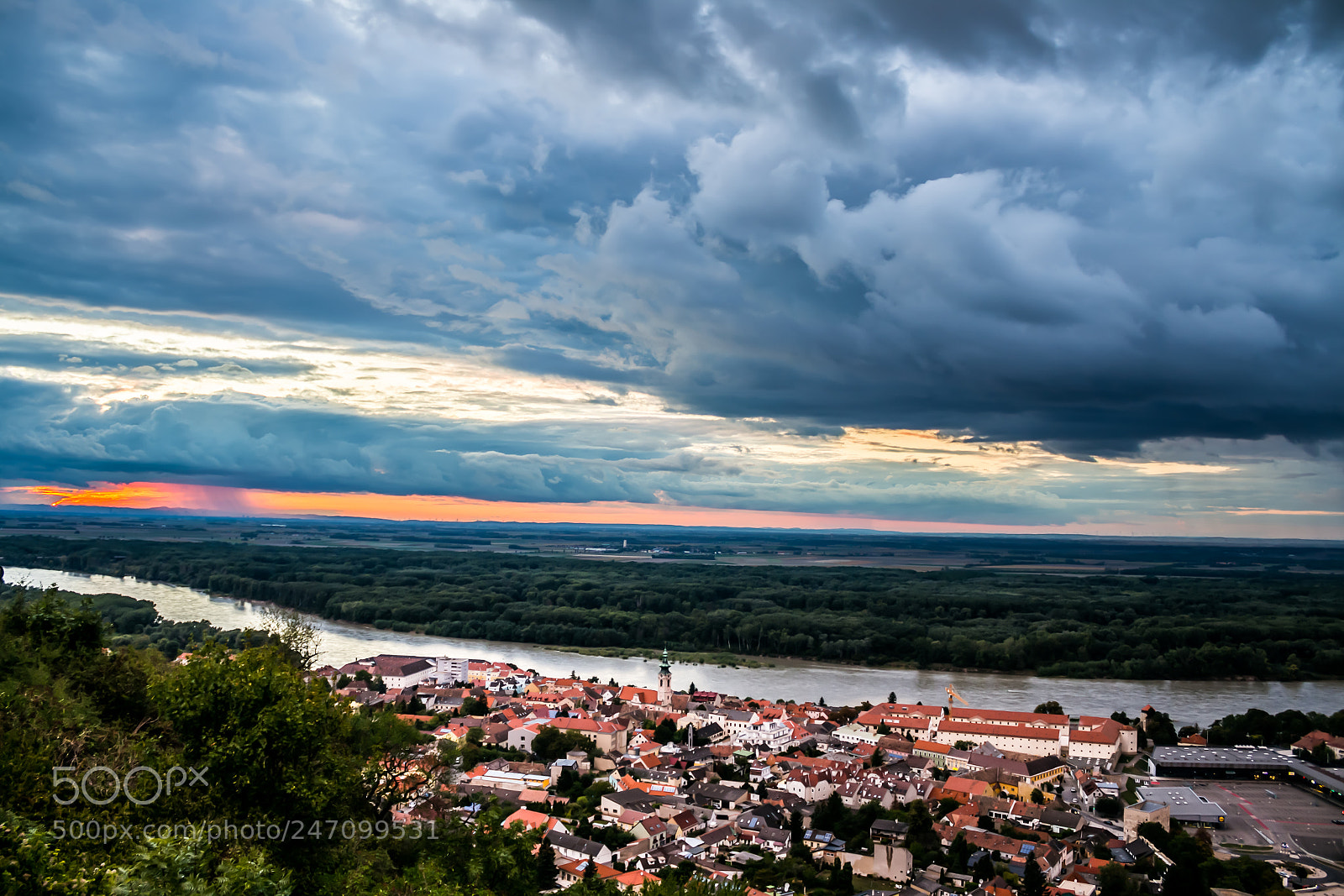Canon EOS 700D (EOS Rebel T5i / EOS Kiss X7i) sample photo. Cloudy sunset on danube photography