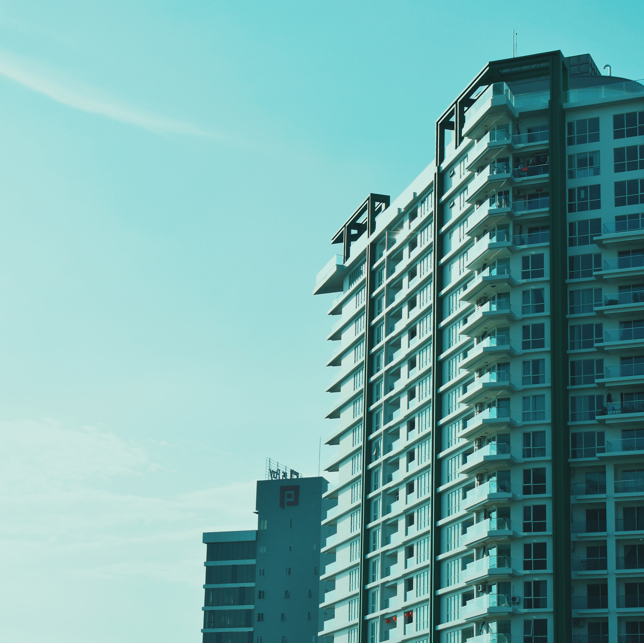 Nikon D3400 + Nikon AF-S DX Nikkor 35mm F1.8G sample photo. Blue/cyan photography