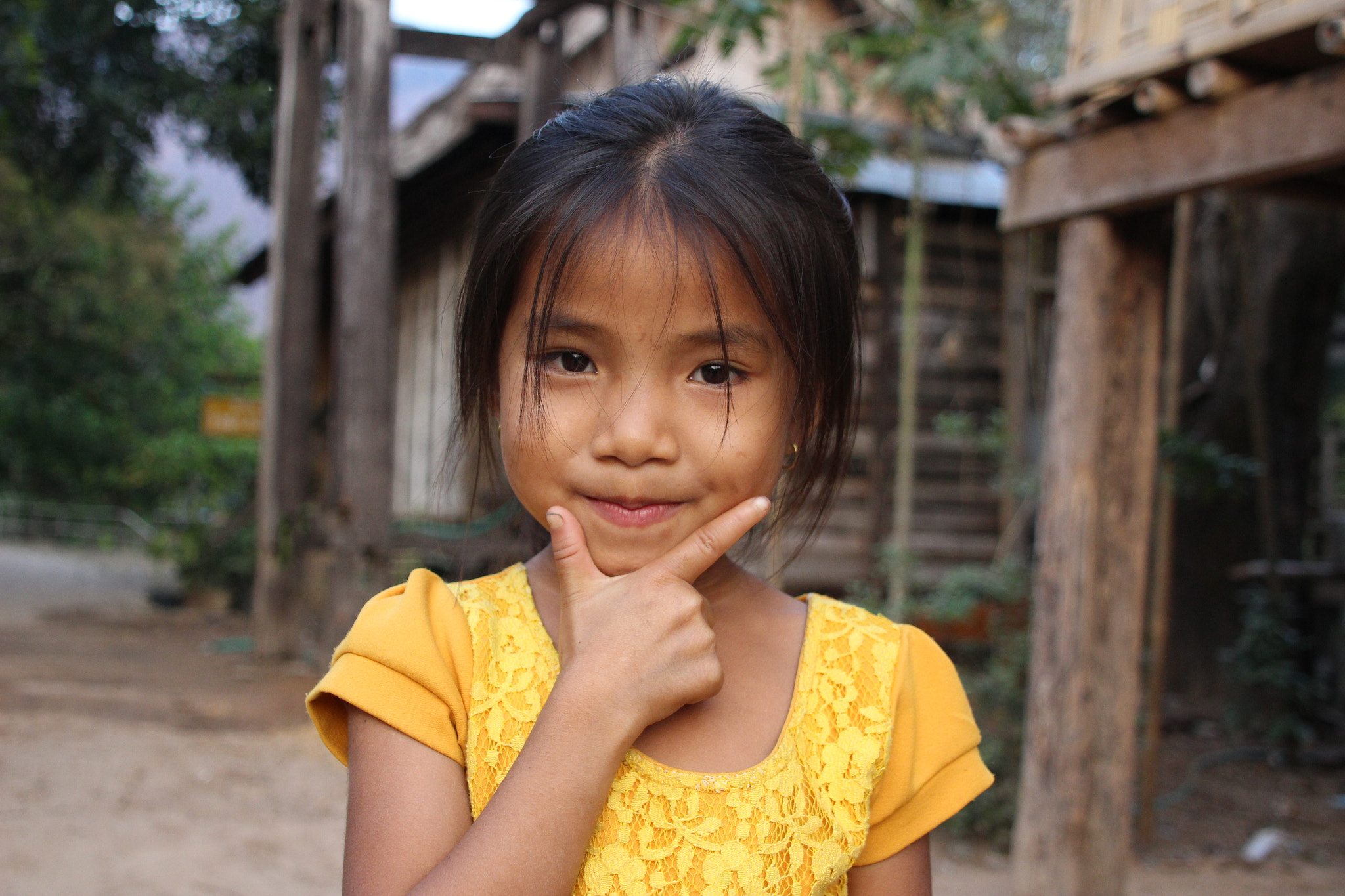 Canon EOS 100D (EOS Rebel SL1 / EOS Kiss X7) + Canon TS-E 90mm F2.8 Tilt-Shift sample photo. Lao girl photography
