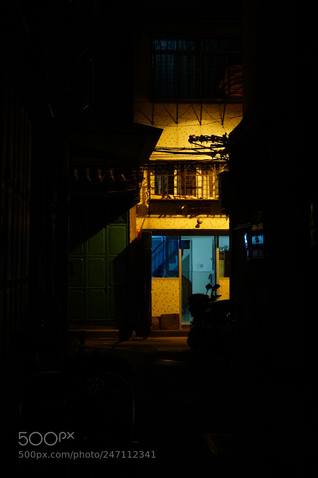 Sony E 16-50mm F3.5-5.6 PZ OSS sample photo. Old street photography