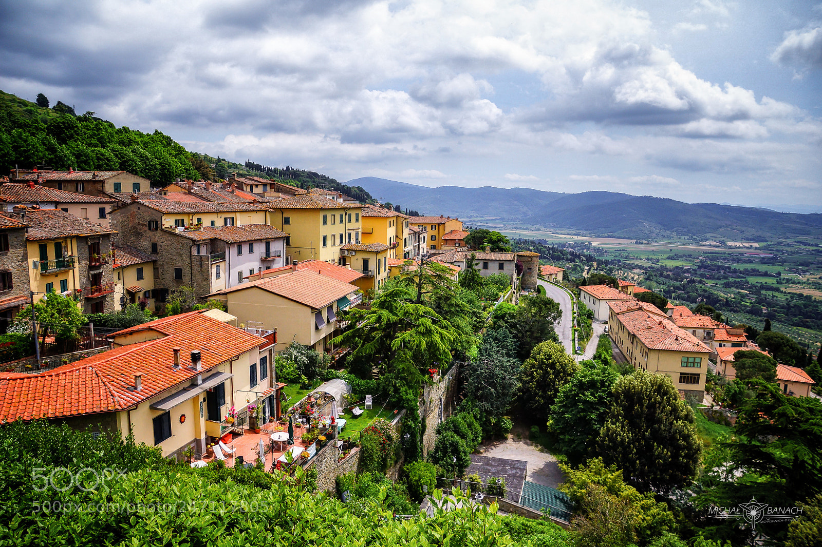 Sony SLT-A77 sample photo. Cortona rooftops photography