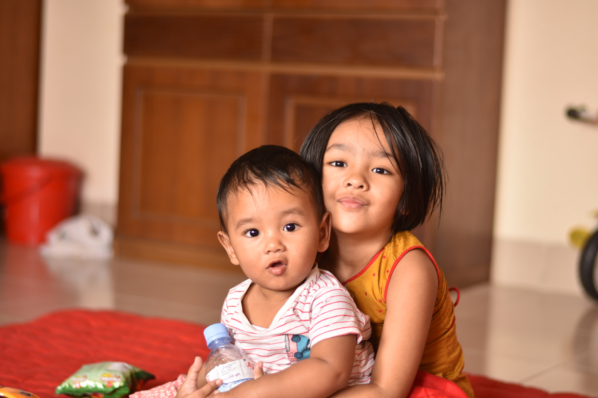 Nikon D7200 + Nikon AF-S Nikkor 50mm F1.8G sample photo. Relationship (sibling) photography