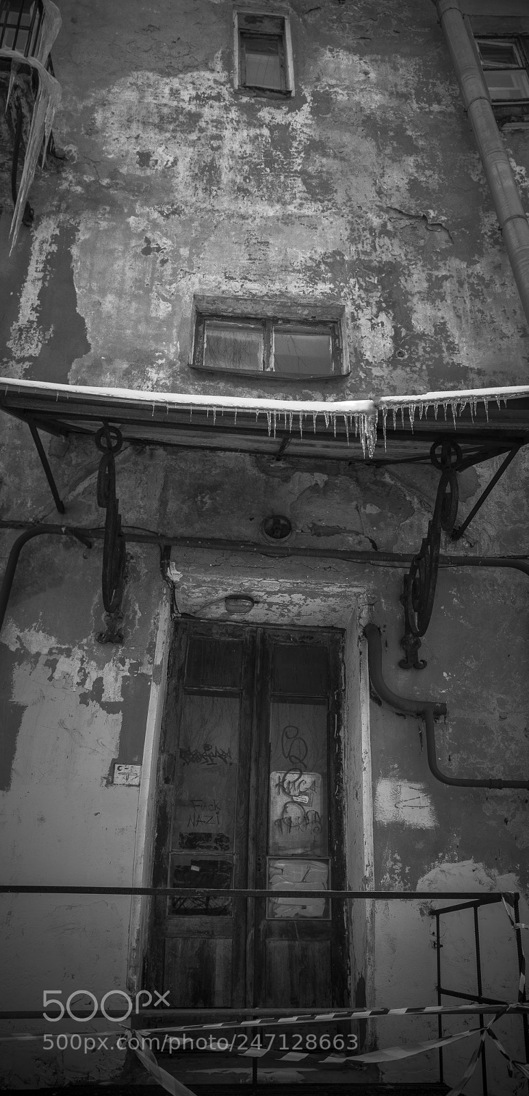 Canon EOS 100D (EOS Rebel SL1 / EOS Kiss X7) sample photo. Old house photography